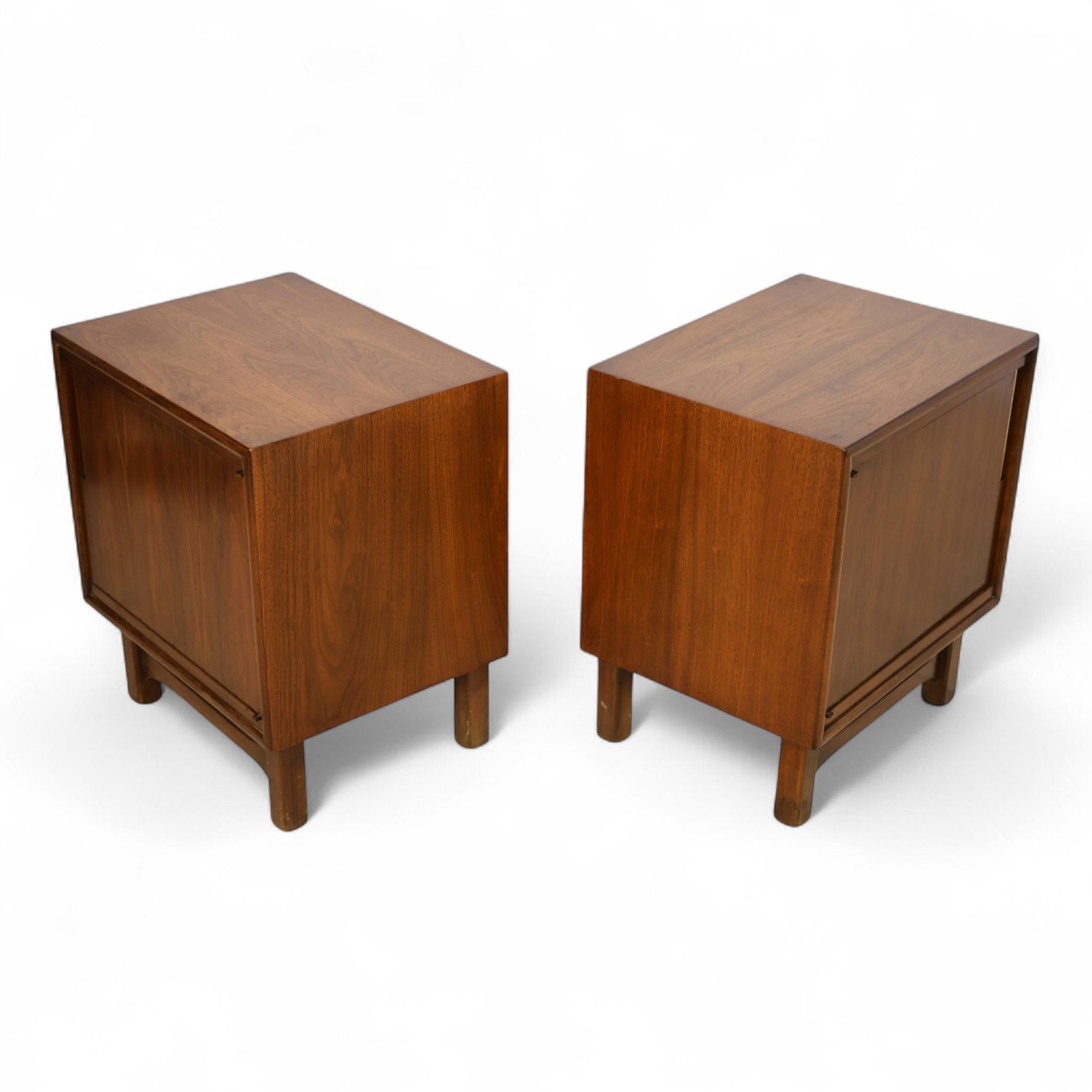 Metà XX secolo Cavalier Corporation Coppia di comodini d'epoca del Mid Century Modern, 1960 ca. in vendita