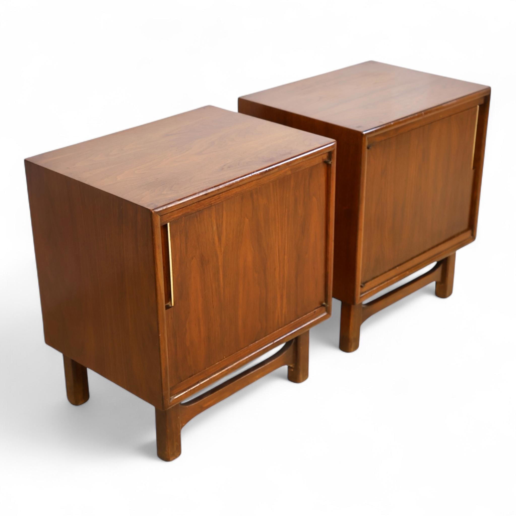 Ottone Cavalier Corporation Coppia di comodini d'epoca del Mid Century Modern, 1960 ca. in vendita