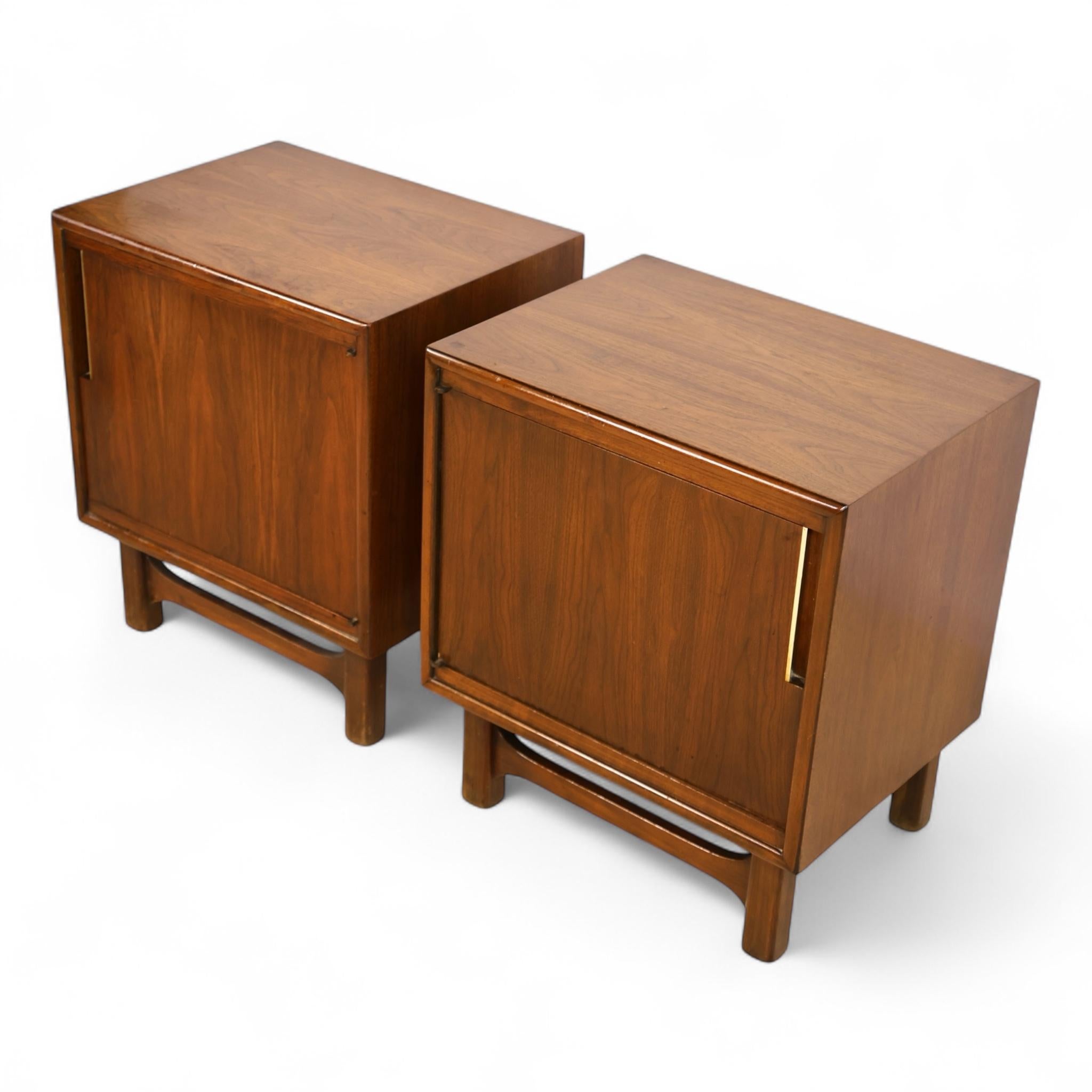 Cavalier Corporation Coppia di comodini d'epoca del Mid Century Modern, 1960 ca. in vendita 1