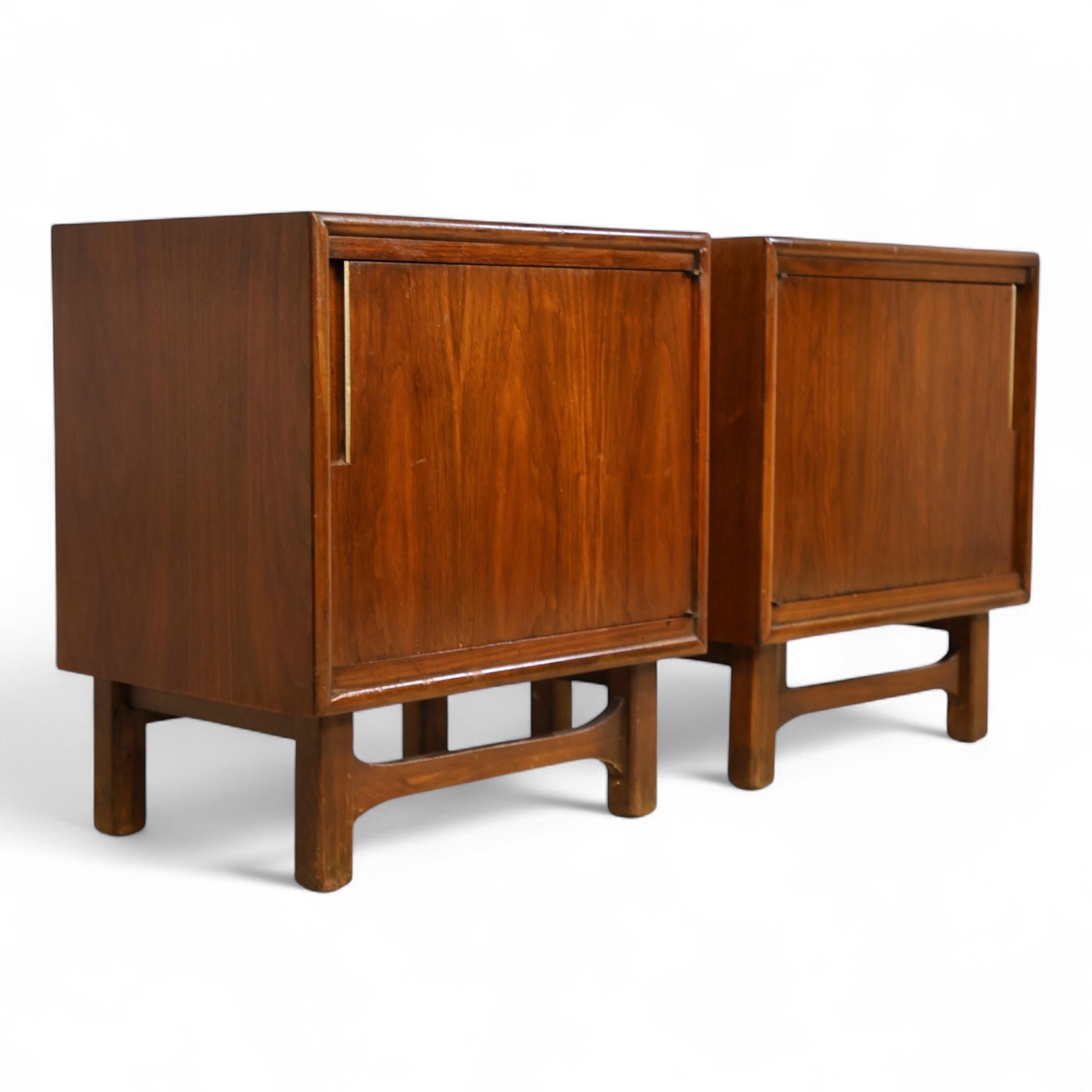 Cavalier Corporation Coppia di comodini d'epoca del Mid Century Modern, 1960 ca. in vendita 2