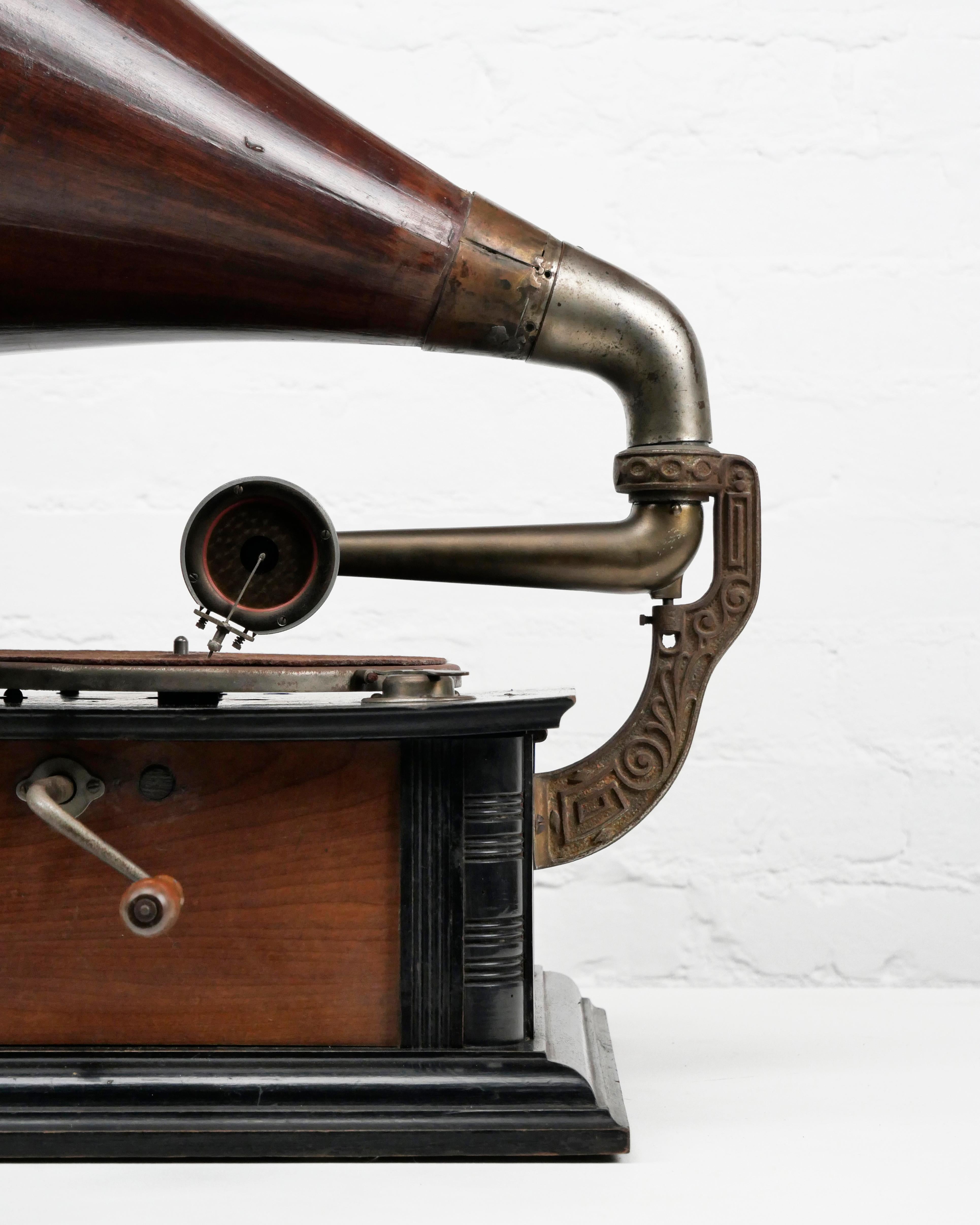 Gramophone à cornet en bois 