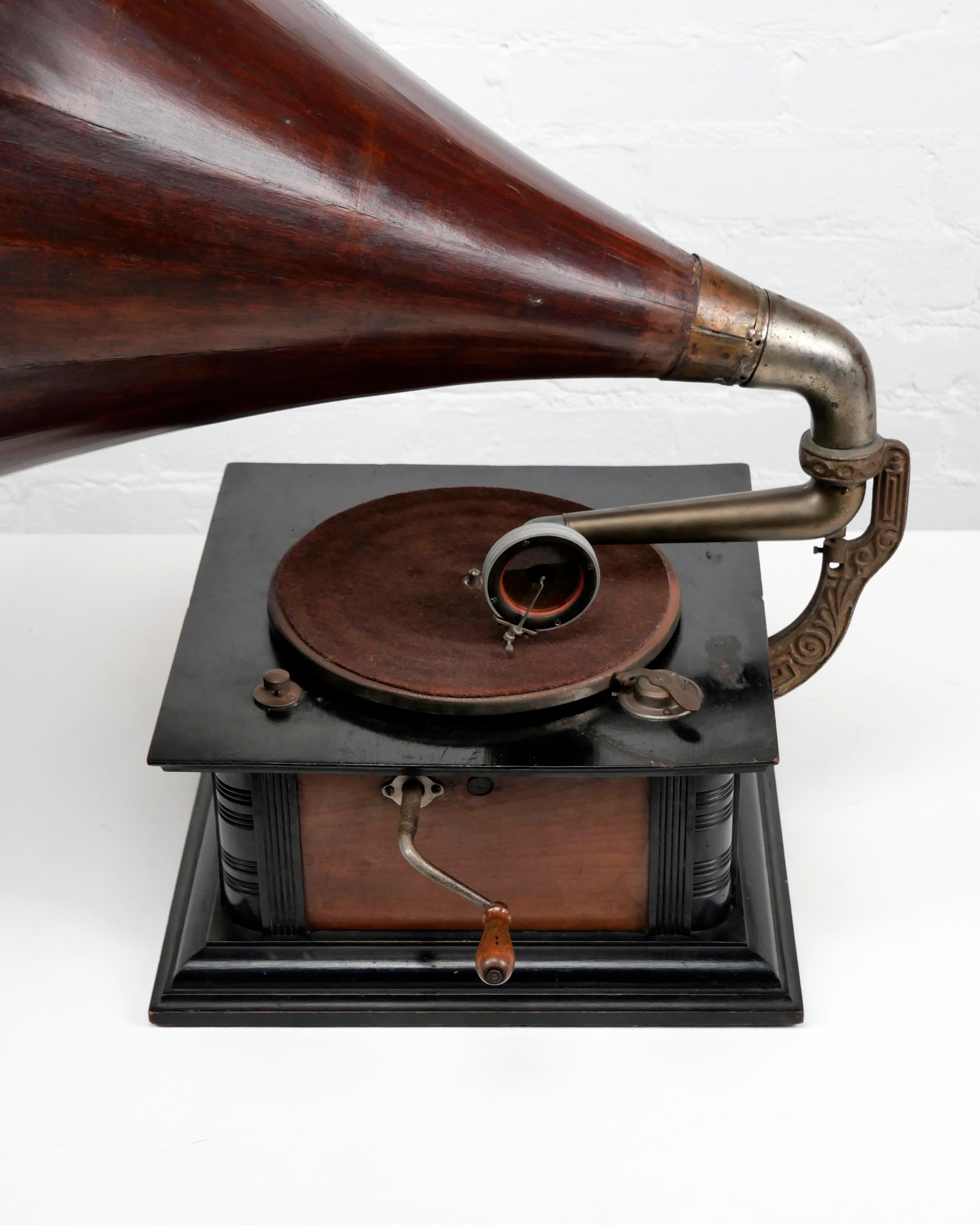 Gramophone à cornet en bois 