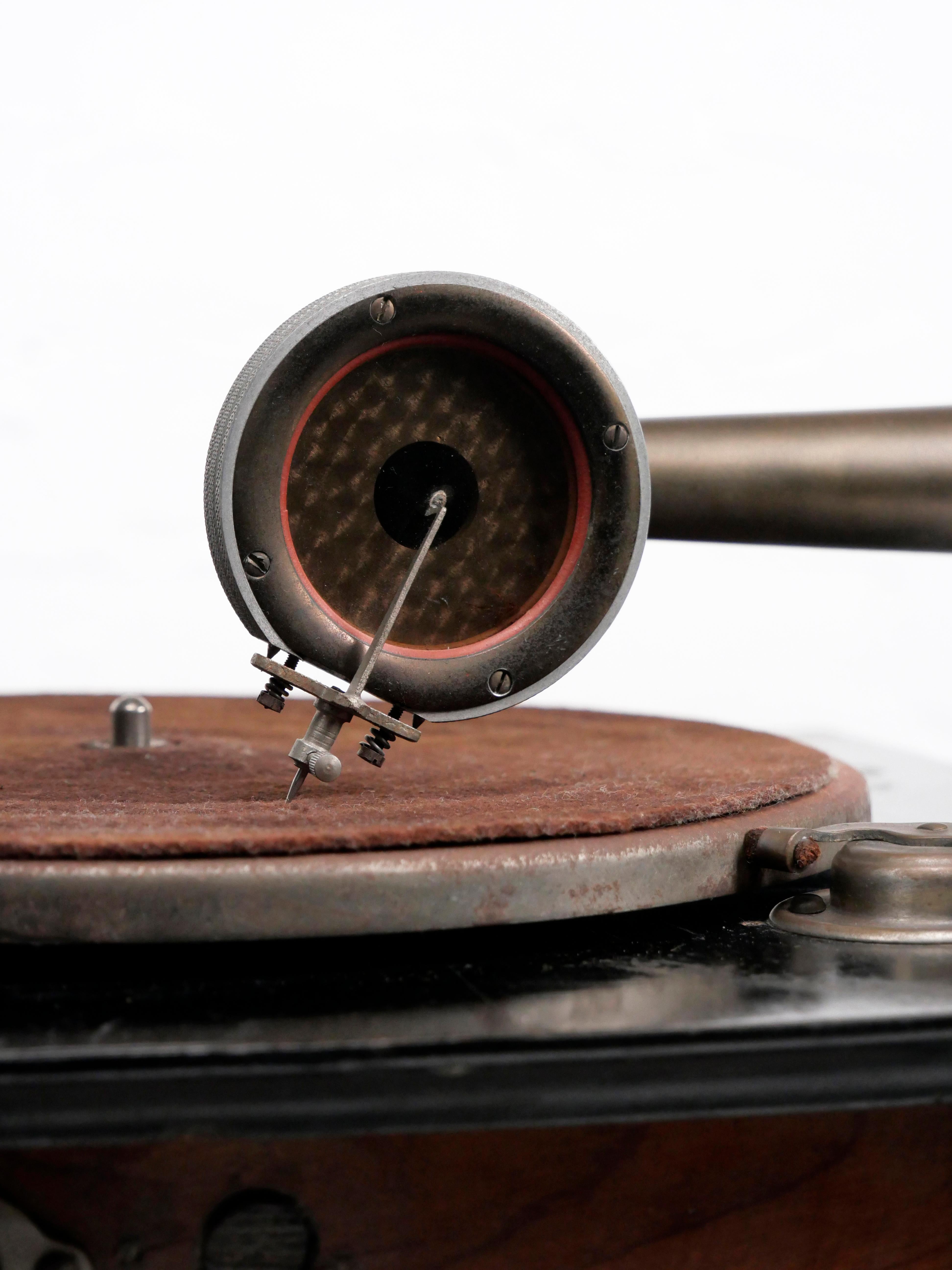 Gramophone à cornet en bois 