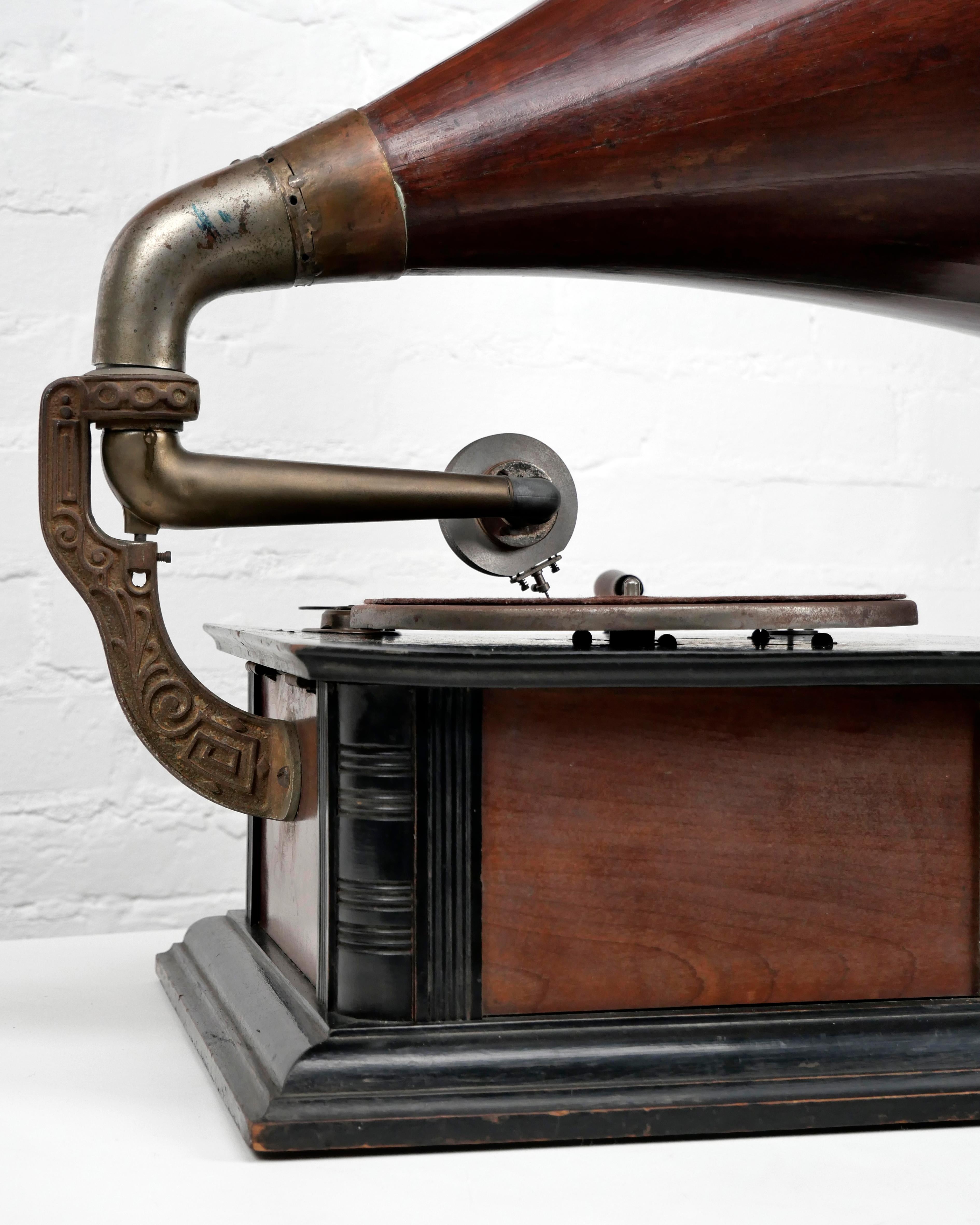 Gramophone à cornet en bois 