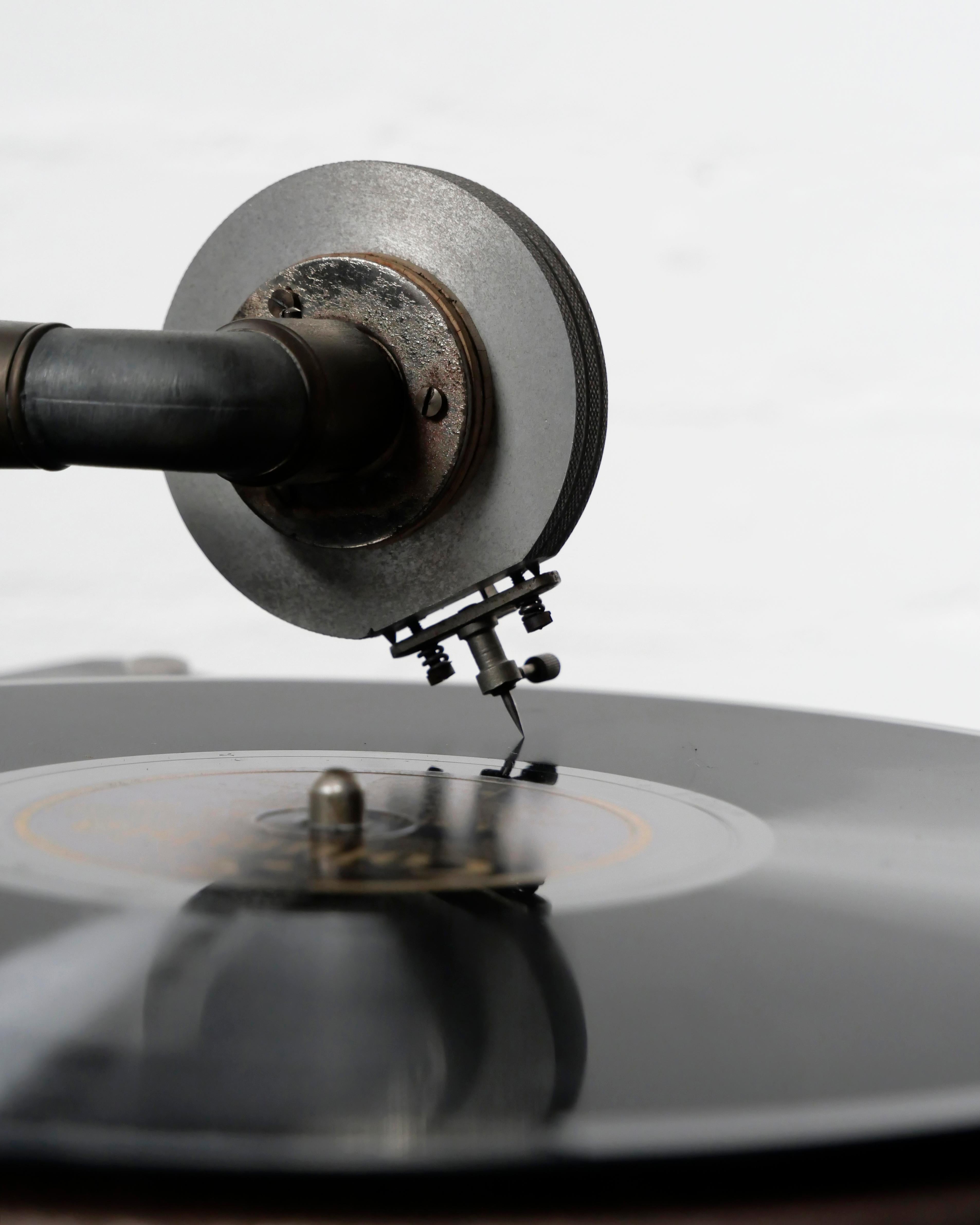 Gramophone à cornet en bois 