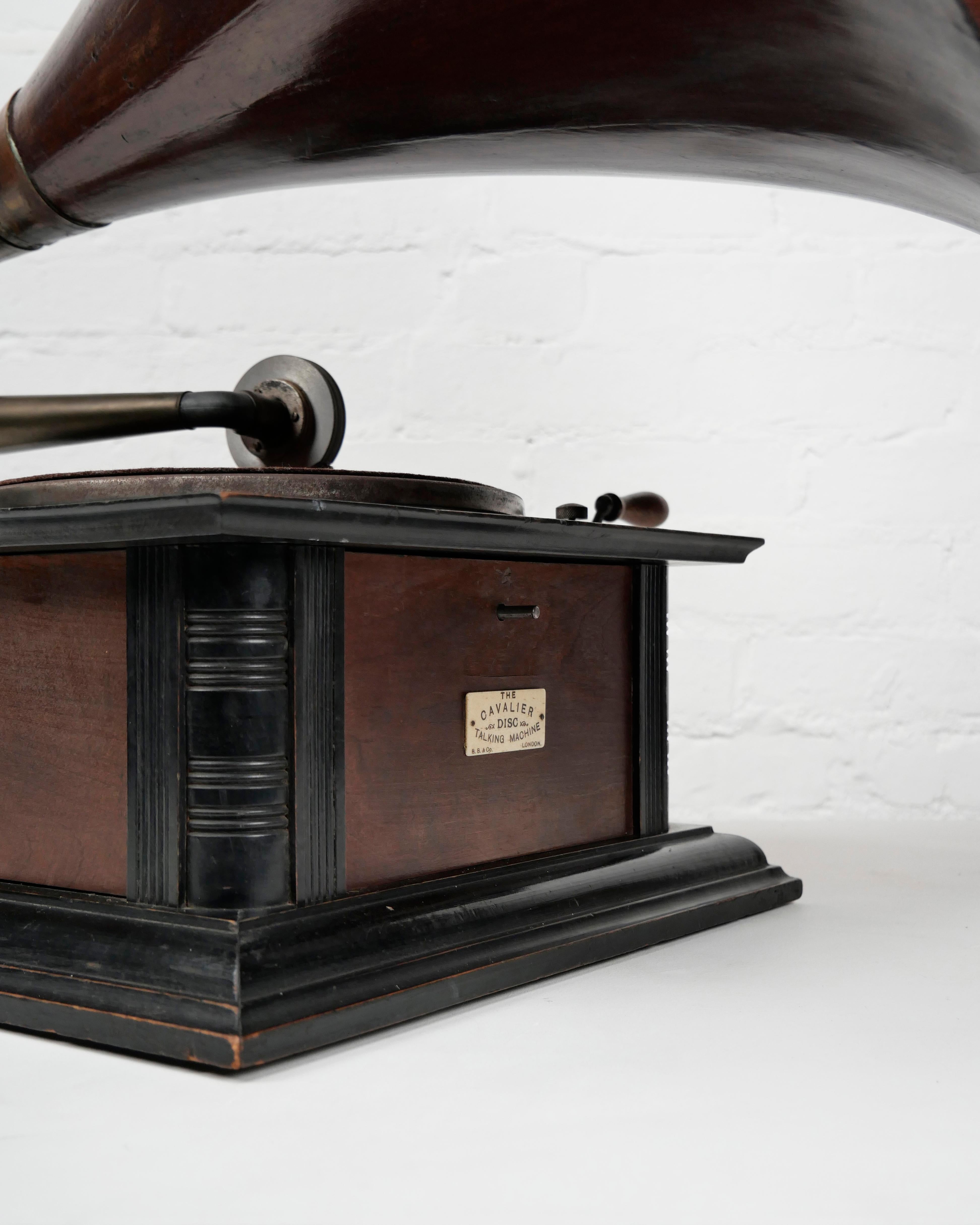 Gramophone à cornet en bois 