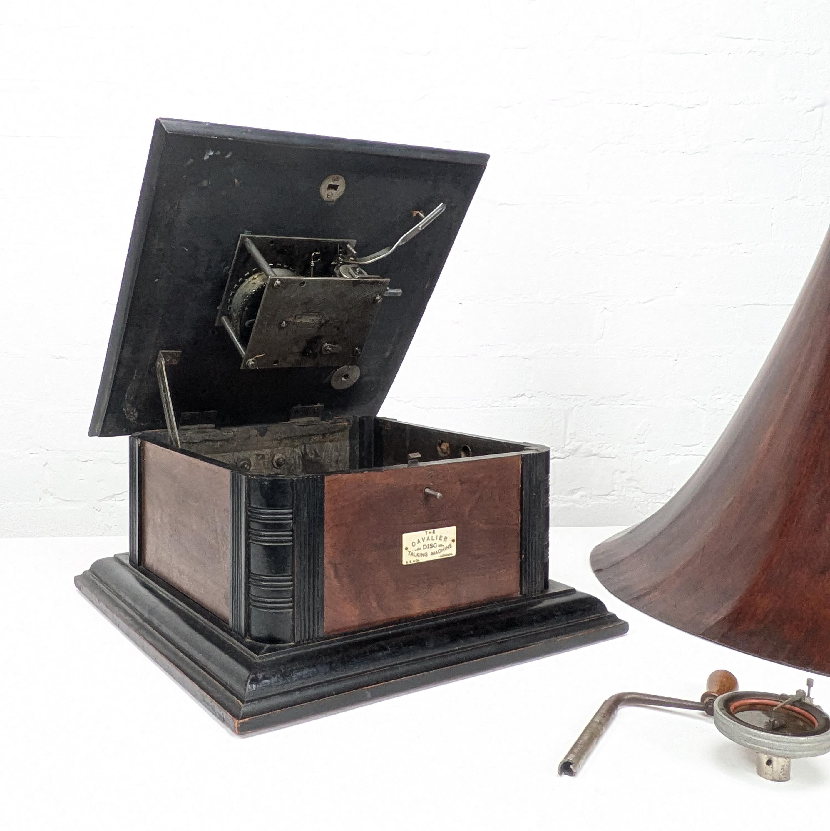 Gramophone à cornet en bois 