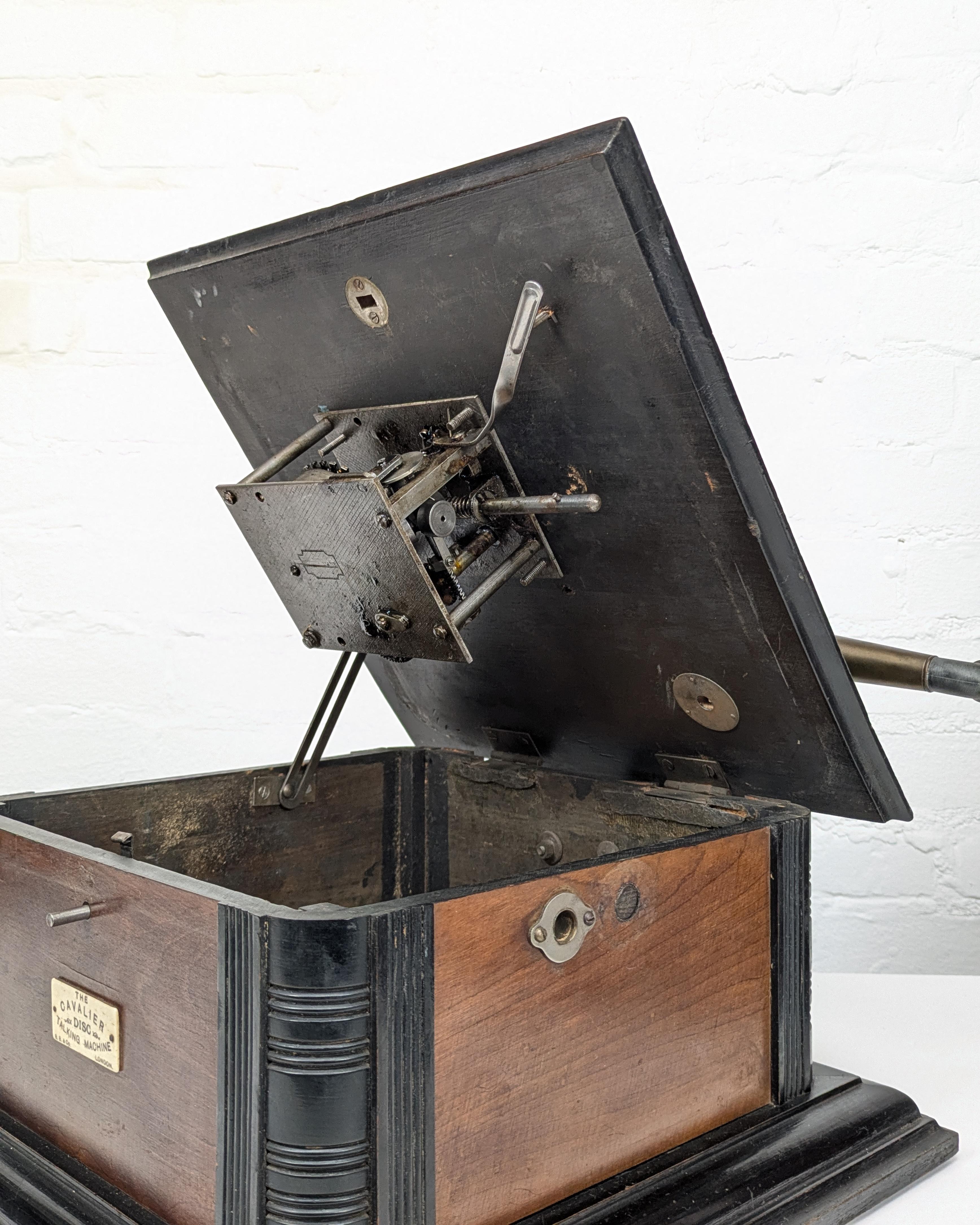 Gramophone à cornet en bois 