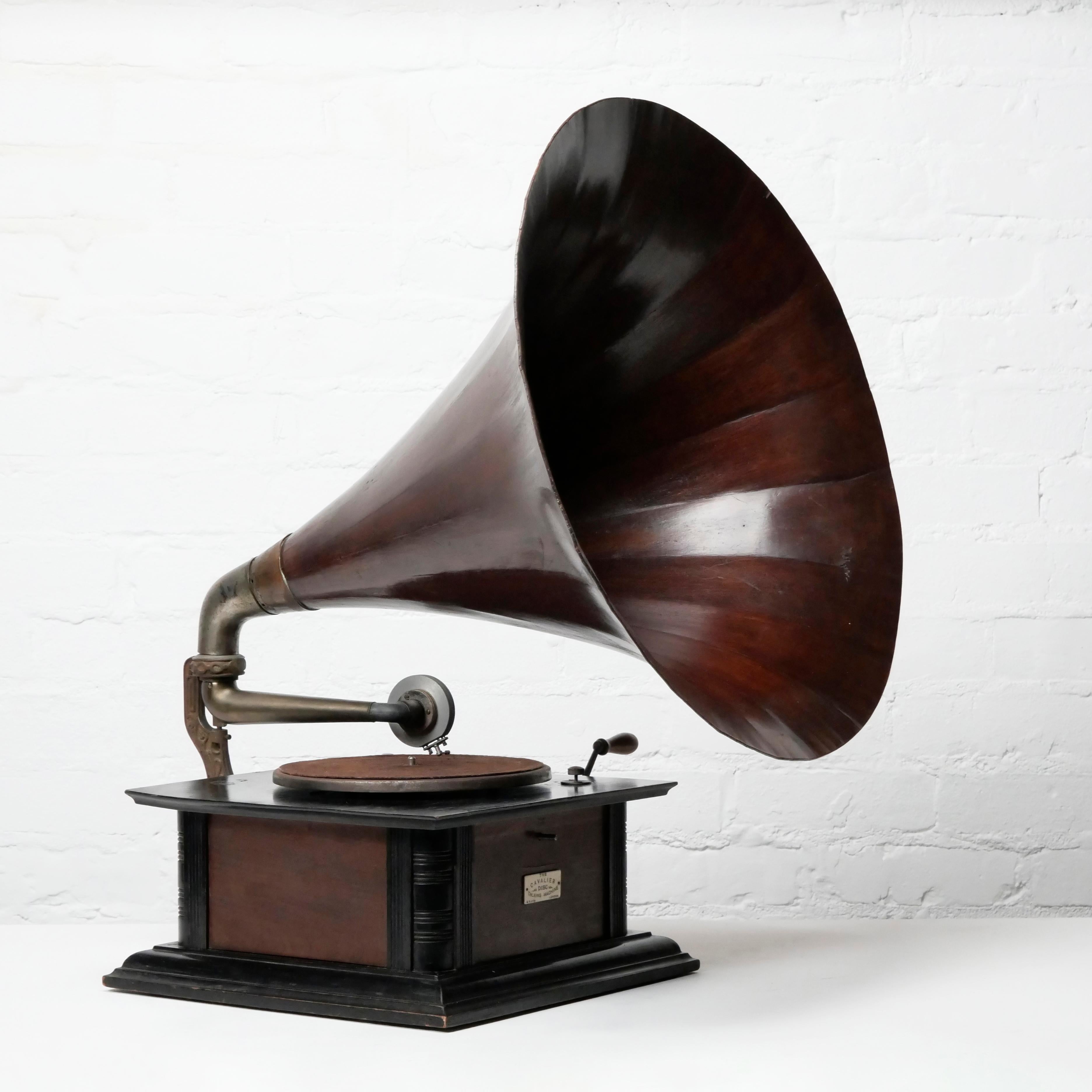 LA MACHINE À PARLER À DISQUE CAVALIER par B B & CO, Londres
Gramophone à cornet vintage, début du 20e siècle.

Il s'agit d'un très beau gramophone du début du 20e siècle du fabricant reconnu B.B. & Co. de Londres, produit probablement entre 1905 et