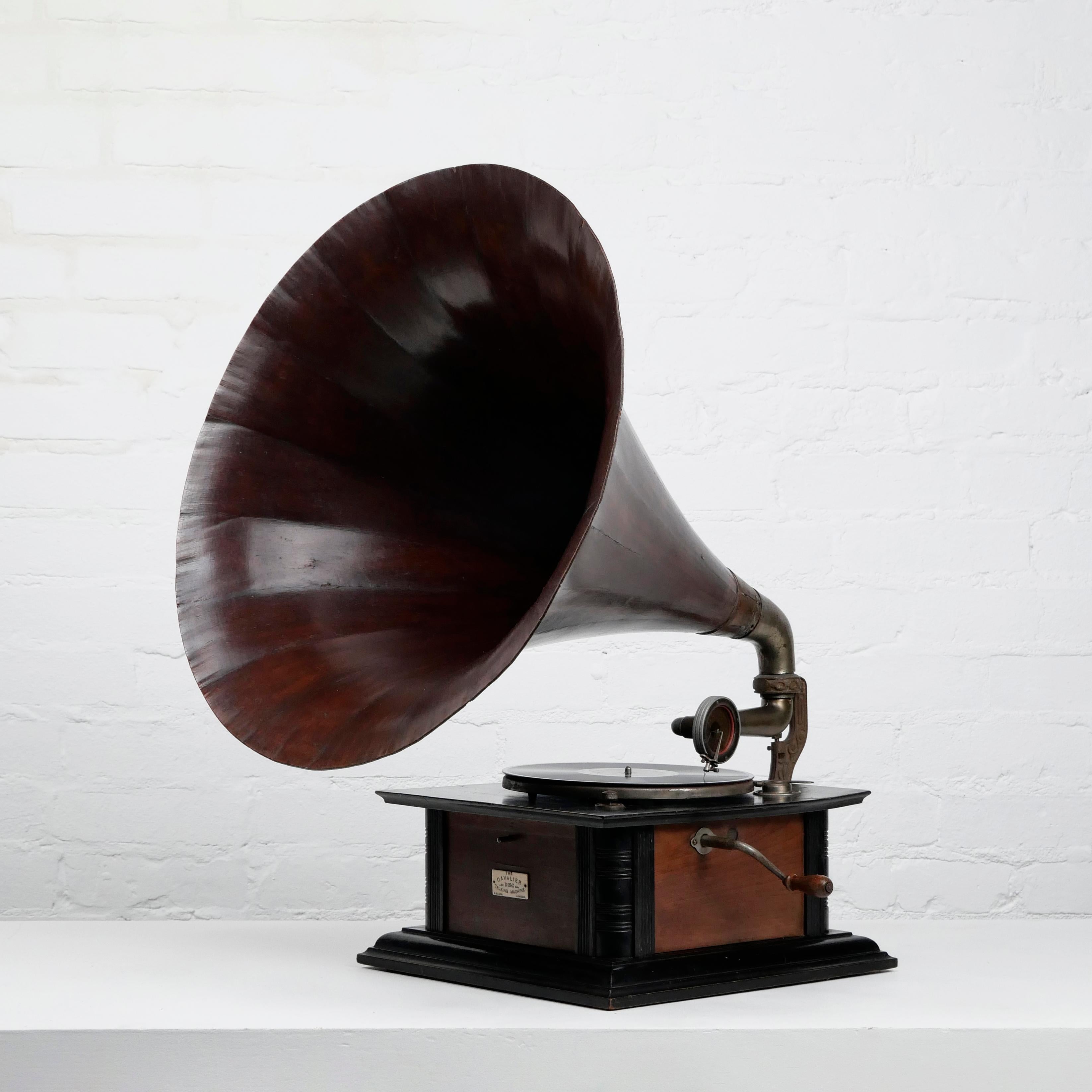 Arts and Crafts Gramophone à cornet en bois 