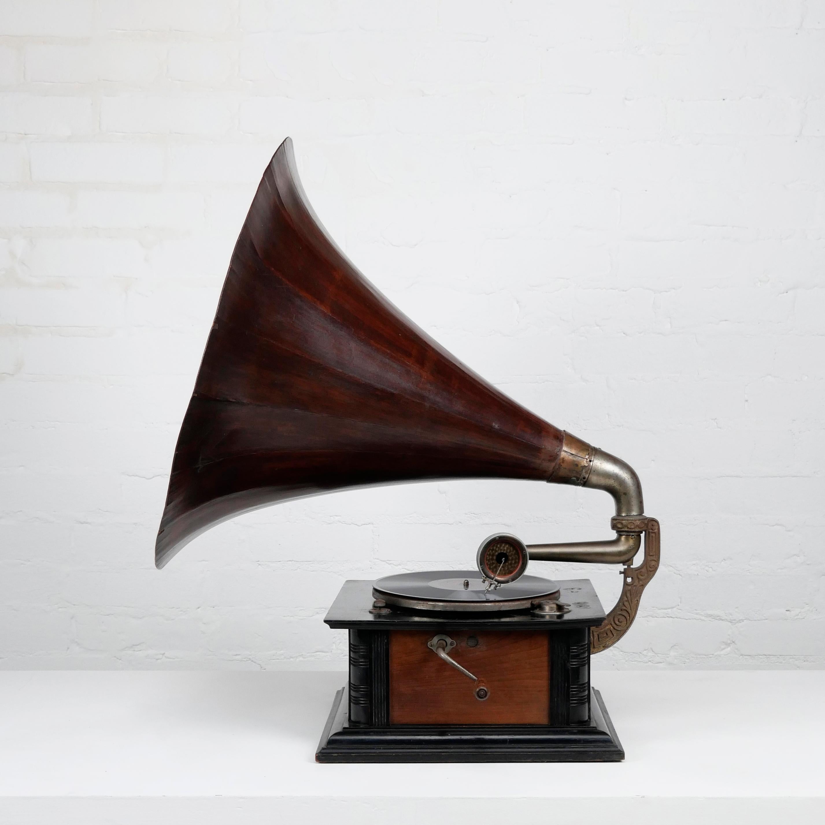 Britannique Gramophone à cornet en bois 