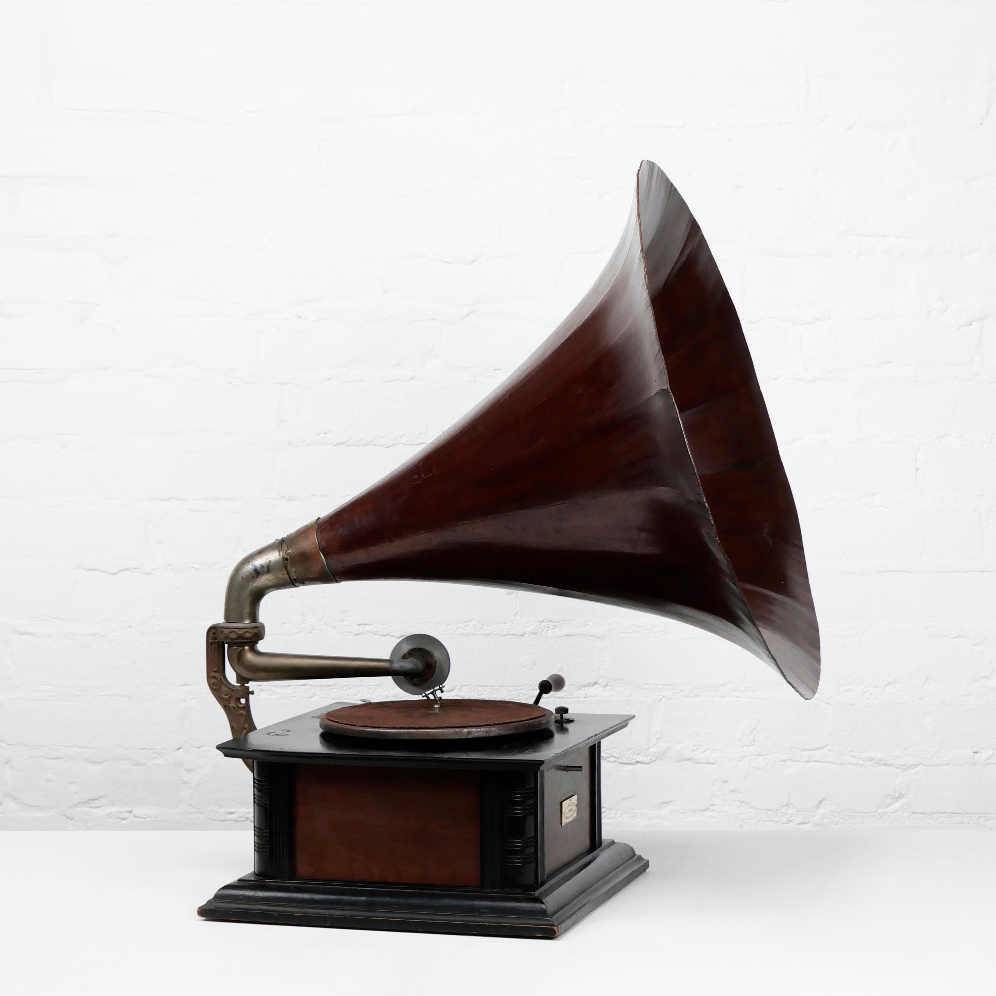 Gramophone à cornet en bois 