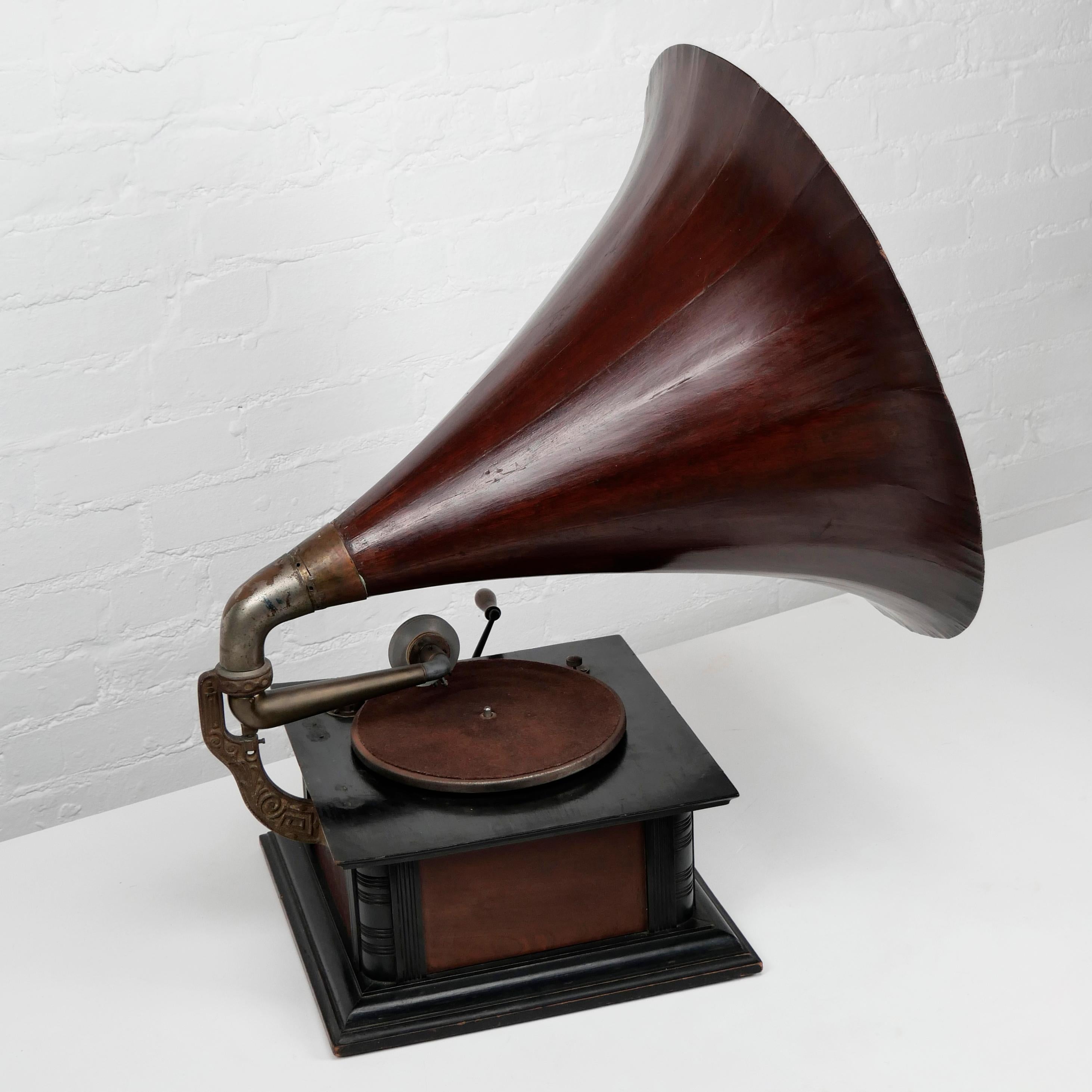 20ième siècle Gramophone à cornet en bois 