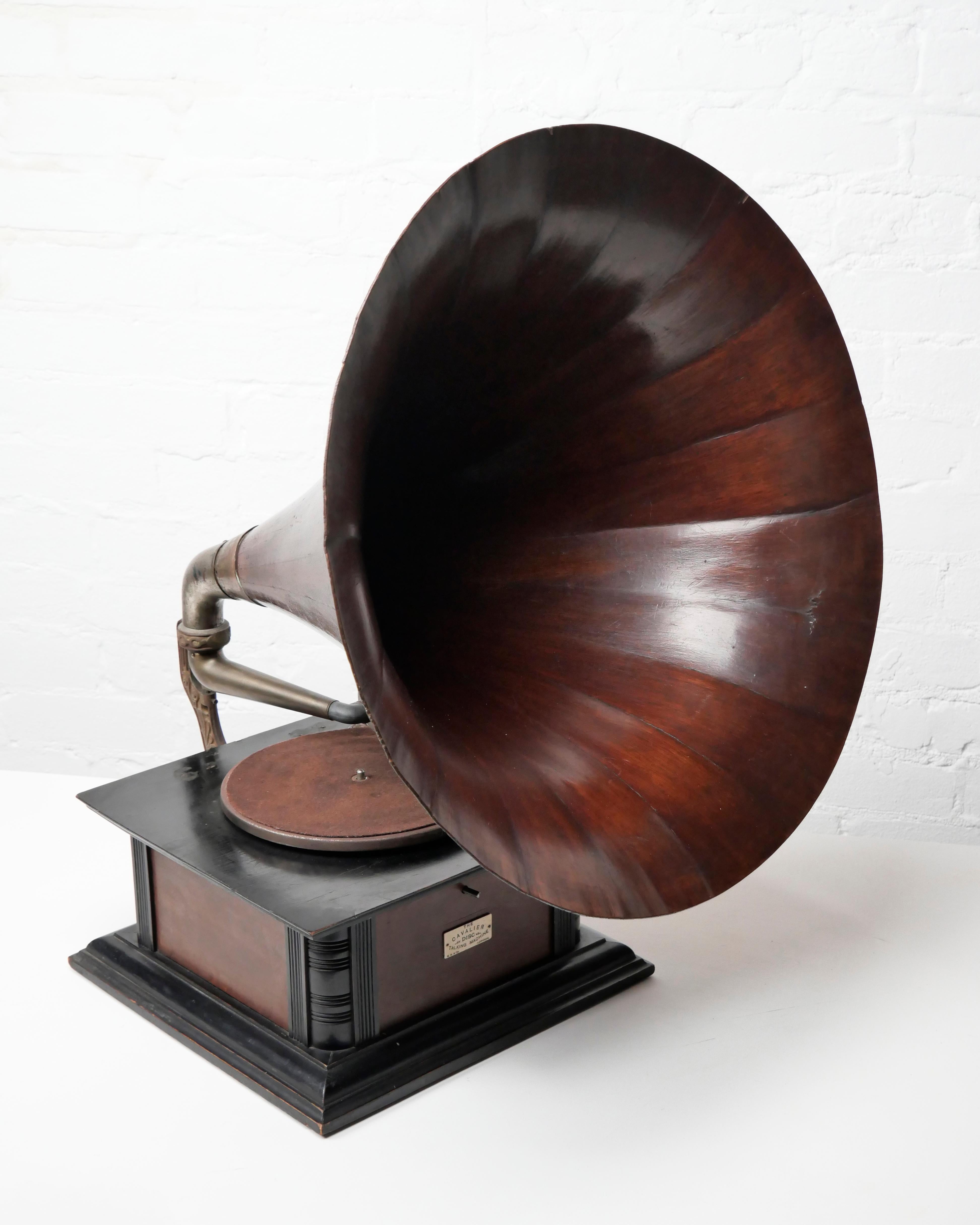 Gramophone à cornet en bois 