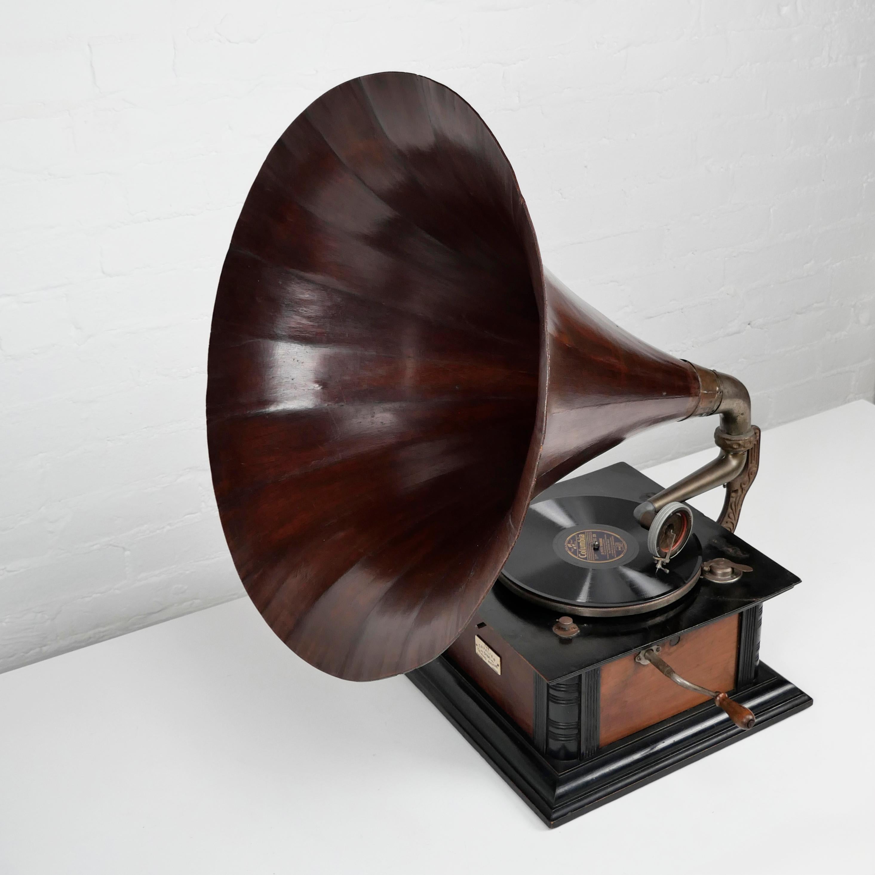 Gramophone à cornet en bois 