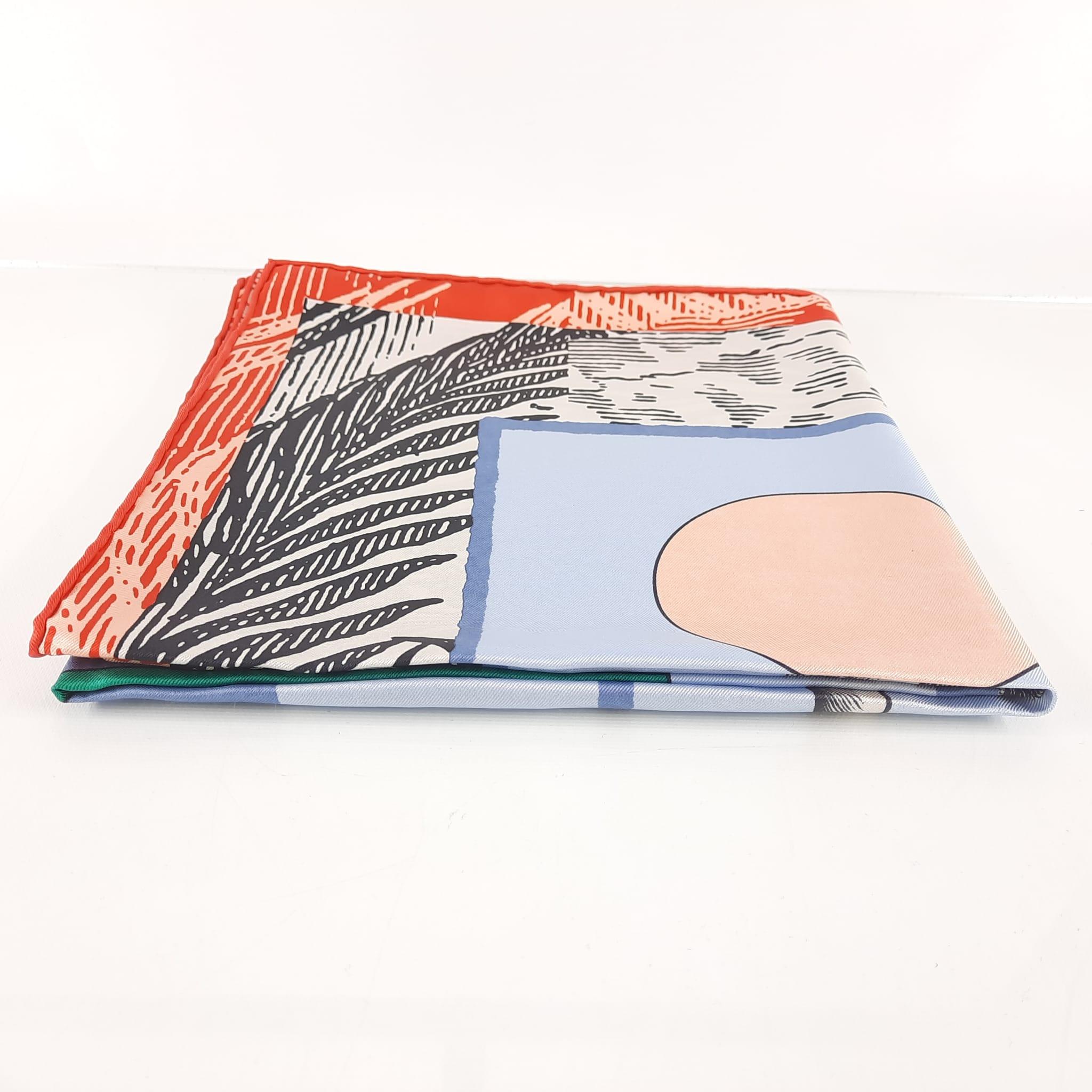 Cet accessoire Hermès essentiel complète toutes les tenues. Il peut être porté de nombreuses façons : autour du cou, comme un haut, à la taille ou comme un foulard !
Le foulard Hermès est une source infinie de créativité et de narration qui évolue