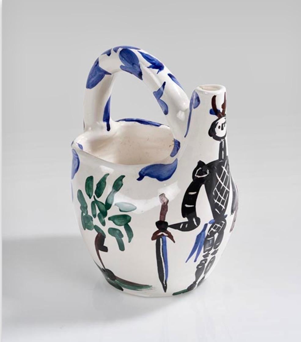 Cavalier et Cheval (Ramie A.R. 138) de Picasso personifica el enfoque innovador del artista hacia la cerámica, transformando formas utilitarias en extraordinarias obras de arte. Fabricado en 1952 en el taller de cerámica Madoura de Vallauris, este