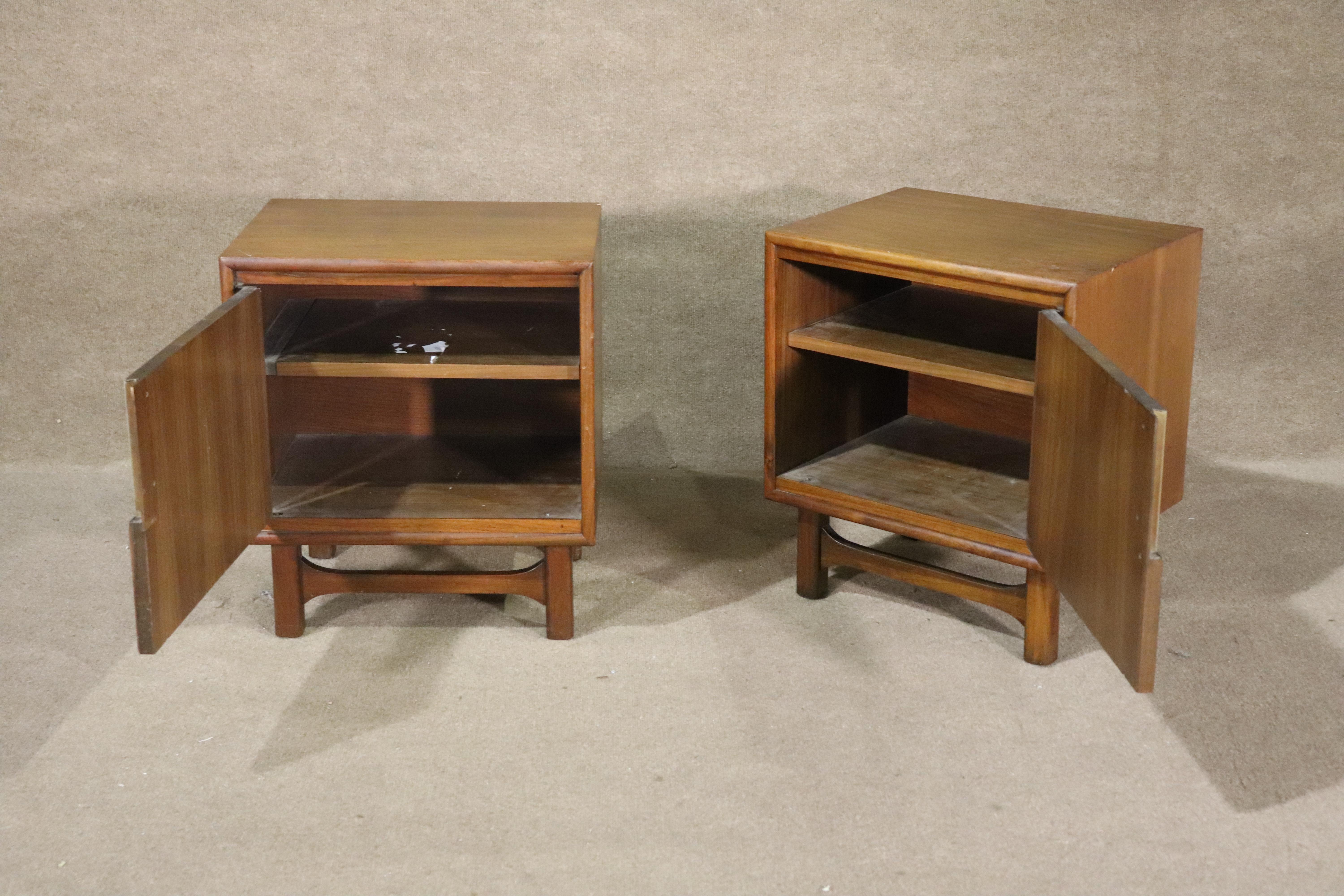 Pair of mid-century modern end tables with cabinet space. Walnut frames with metal door pulls.
Please confirm location NY or NJ