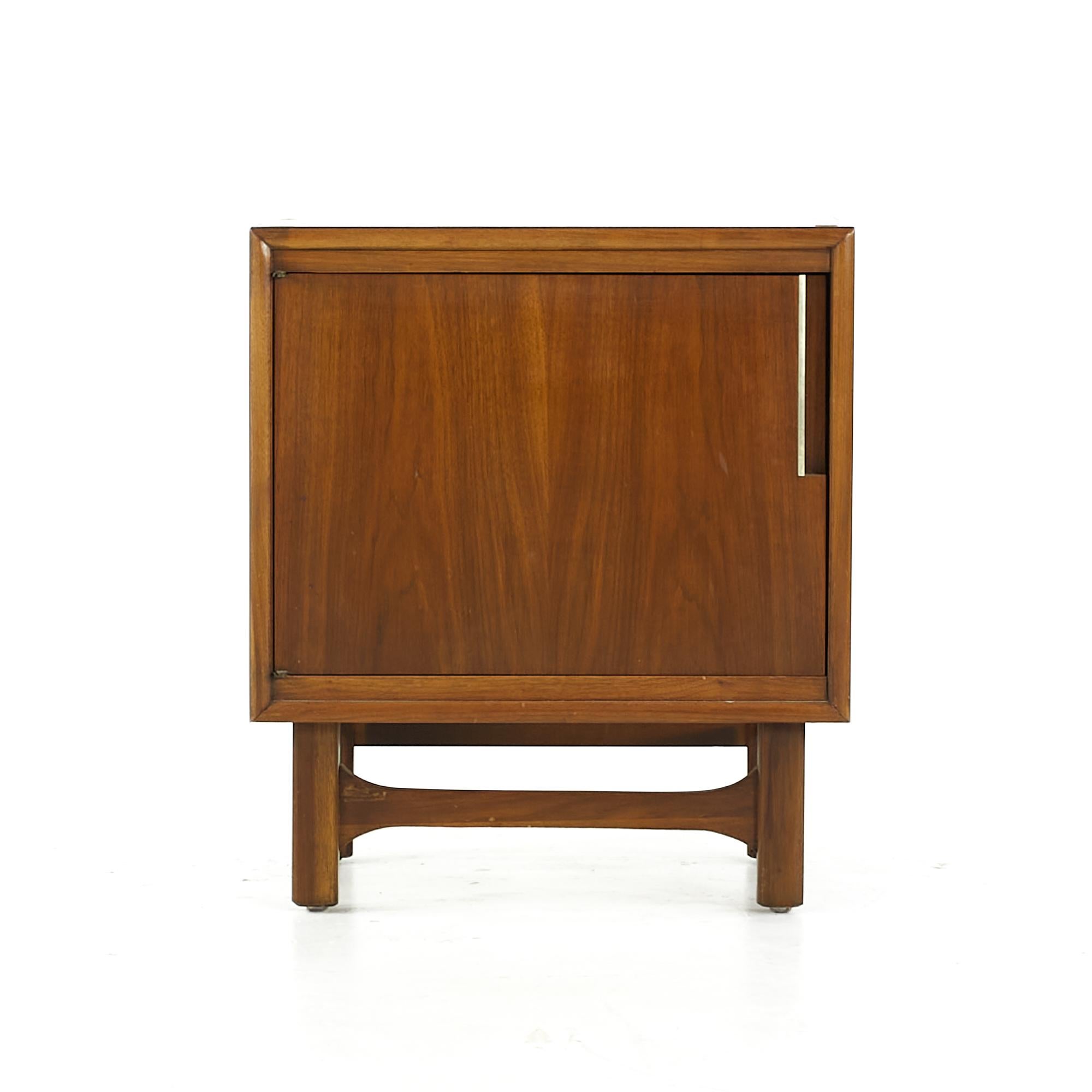 Cavalier Furniture Mesilla de noche de nogal de mediados de siglo, Pareja en Bueno estado para la venta en Countryside, IL