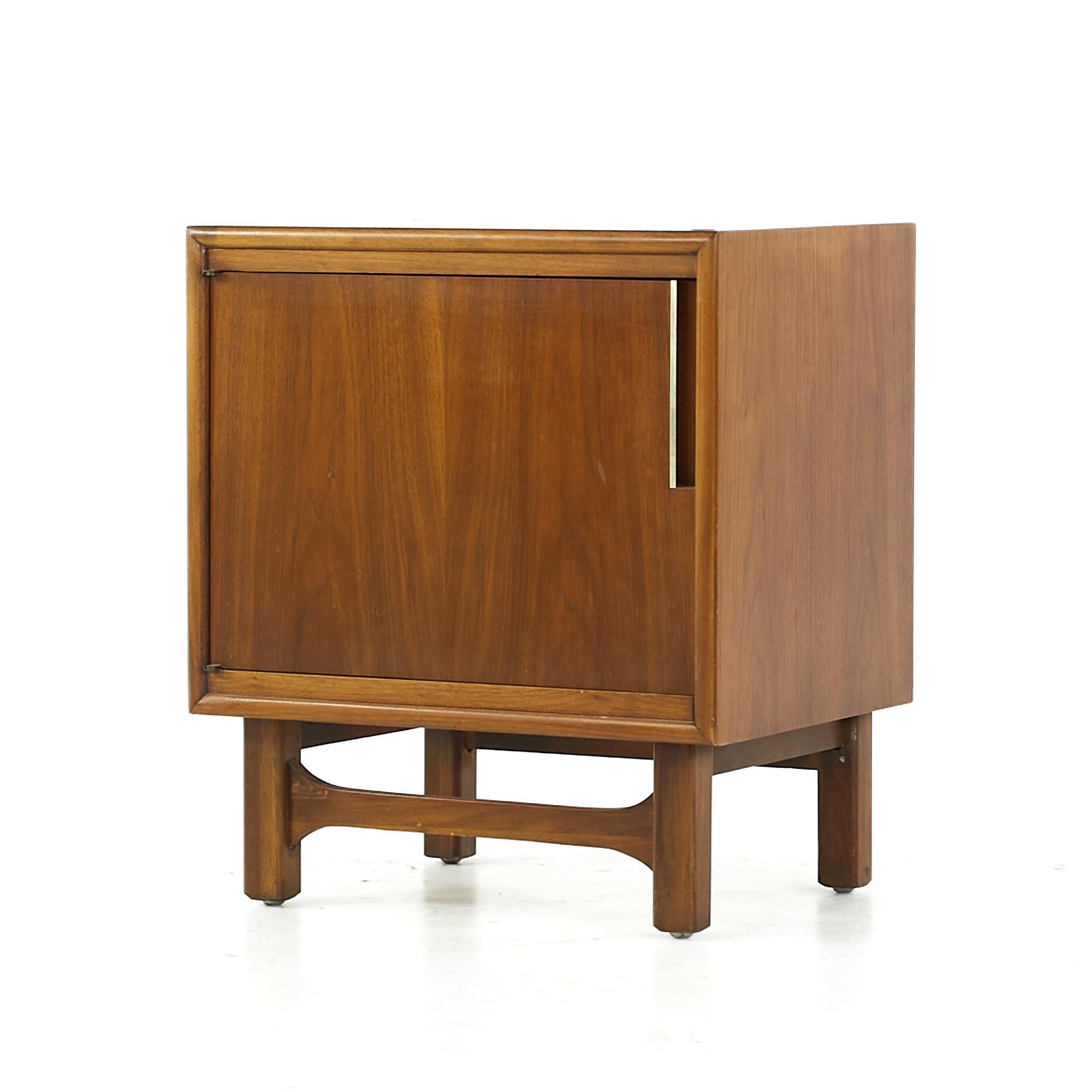 Cavalier Furniture Midcentury Walnut Nightstand, Pair In Good Condition For Sale In Countryside, IL