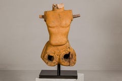 Cavalier Sans Tête, geschnitzter Holztorso auf speziell angefertigtem schwarzem Lacksockel