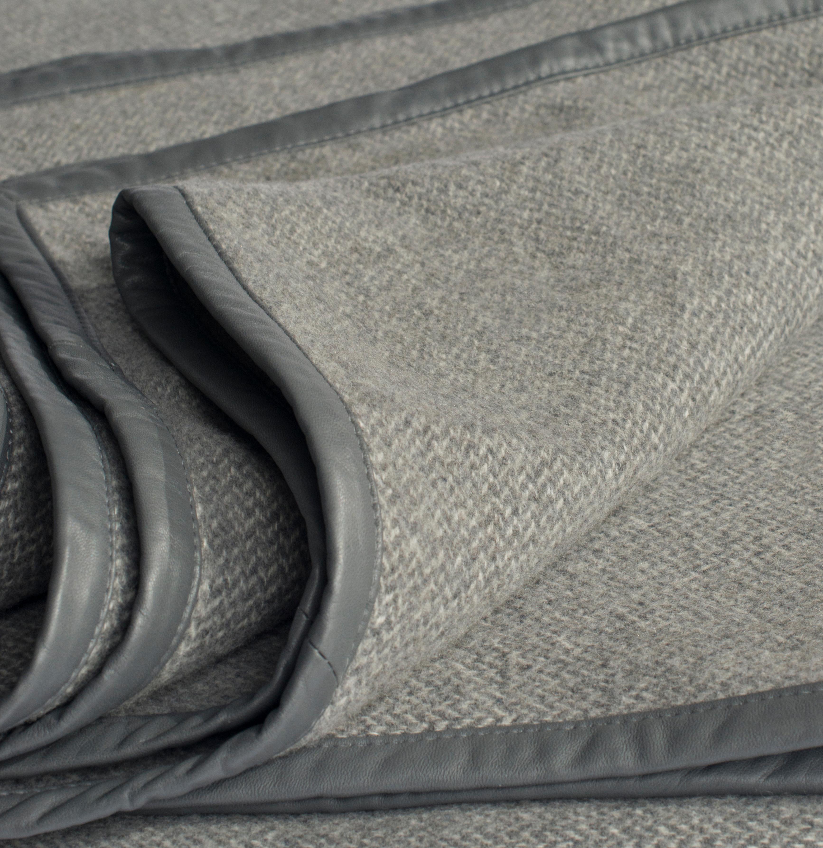 Moderne Cavalieri du 21e siècle, couverture grise en pur cachemire avec bordure en cuir en vente