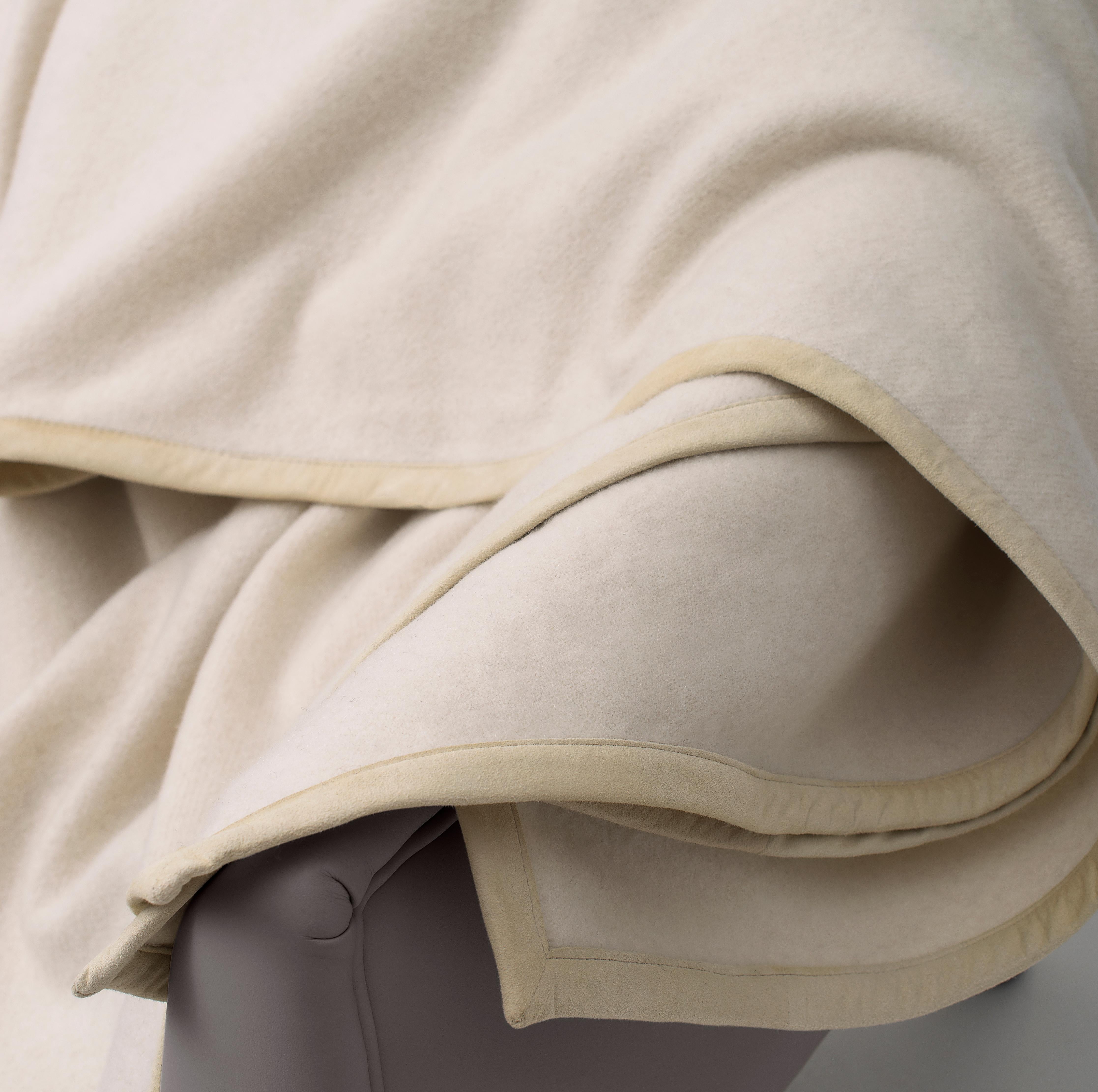 Moderne Écharpe « Pure » du 21e siècle en cachemire et soie blanche avec bordure en daim en vente