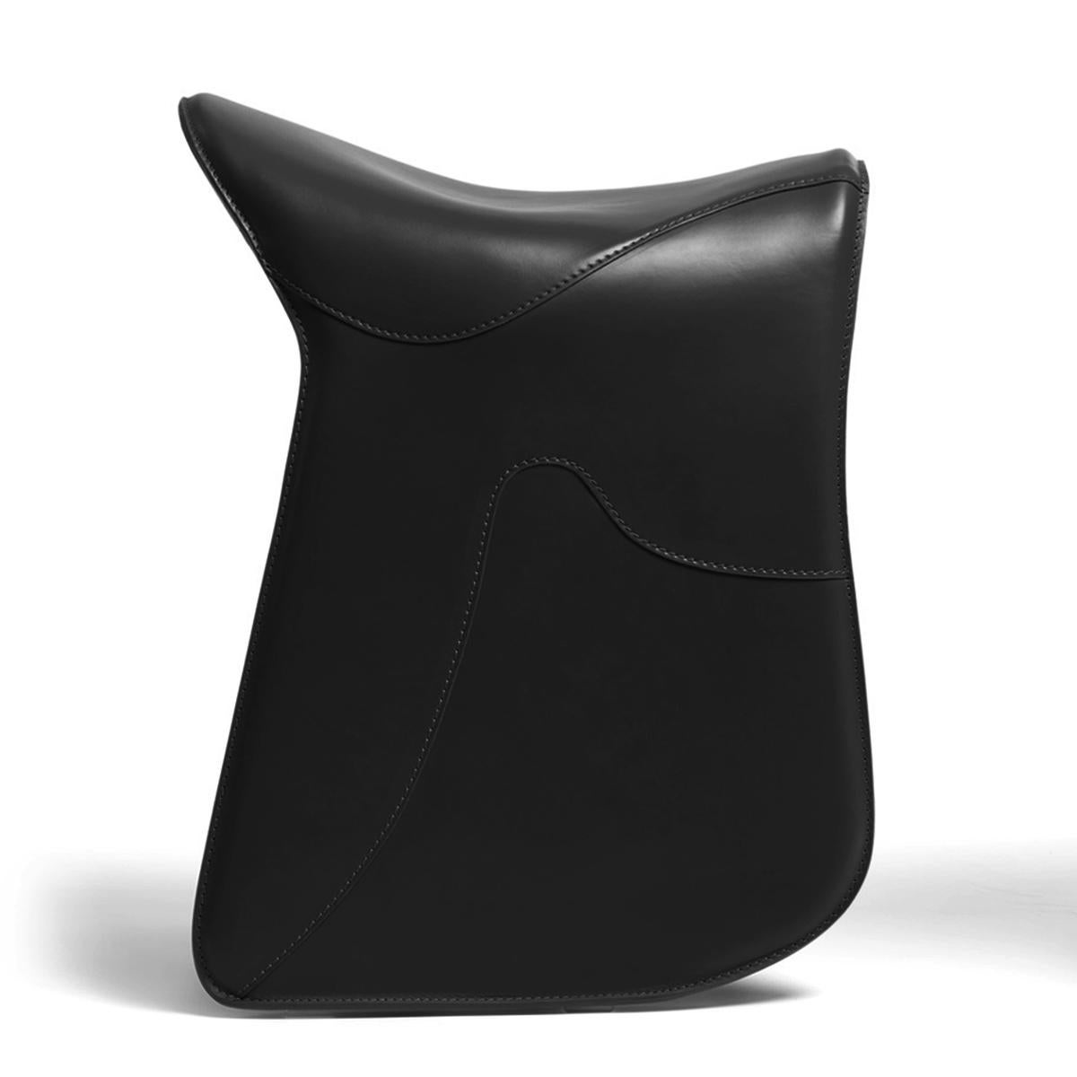 Stool Cavallero black with structure in
steel and upholstered and covered with
handstitched genuine full grain black leather.
Also available in brown leather.