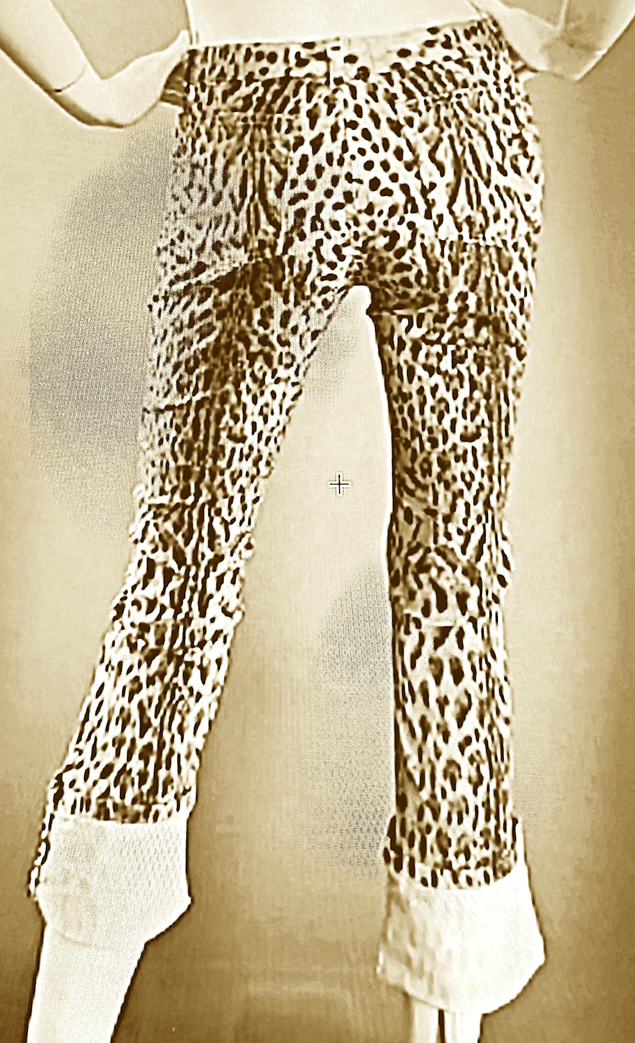 Cavalli 2003 Set di seta leopardato con paillettes Camicetta a rete e jeans con polsini in vendita 3