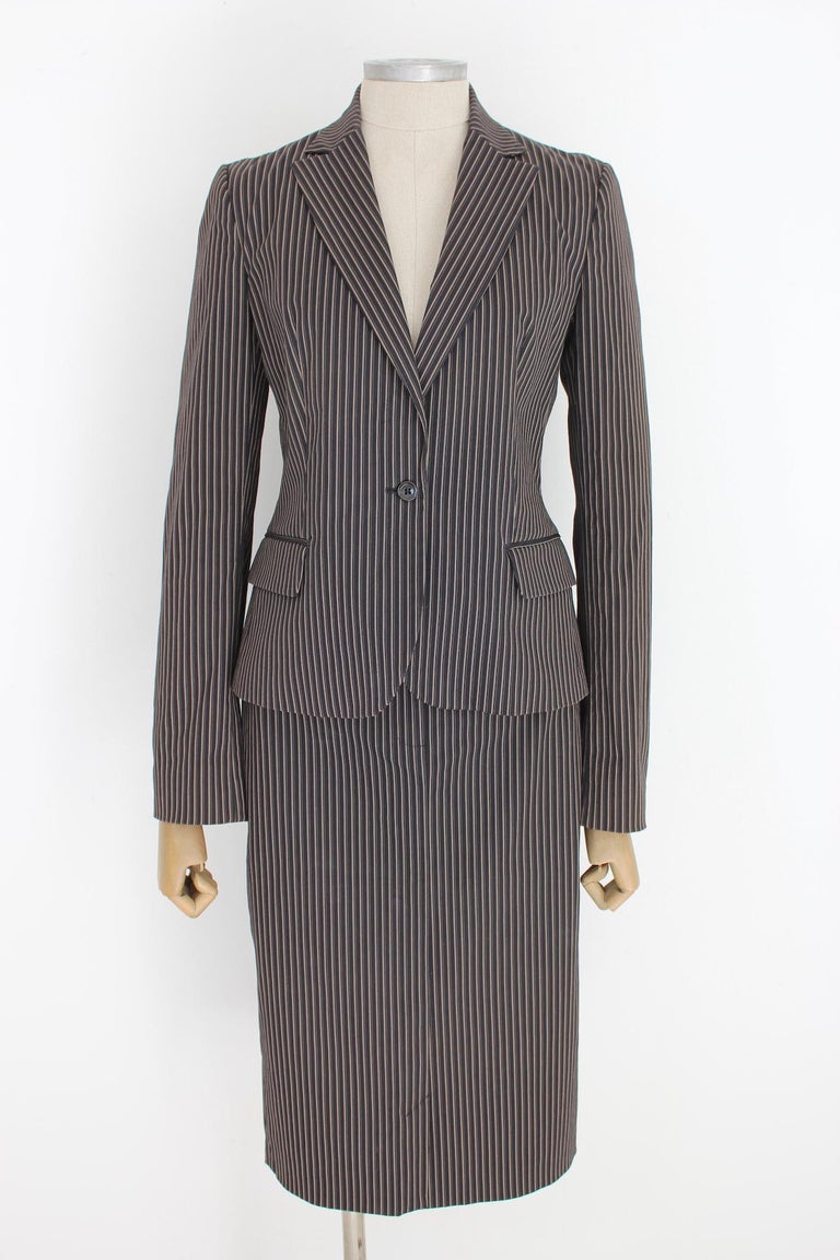 Cavalli classic 2000s skirt suit. Black and beige striped jacket and skirt, the skirt closure with button and zip, side pockets, knee length. Fabric 59% cotton, 28% polyamide, 10% polyester, 3% other fibers, internally lined. Made in Italy.

Size: