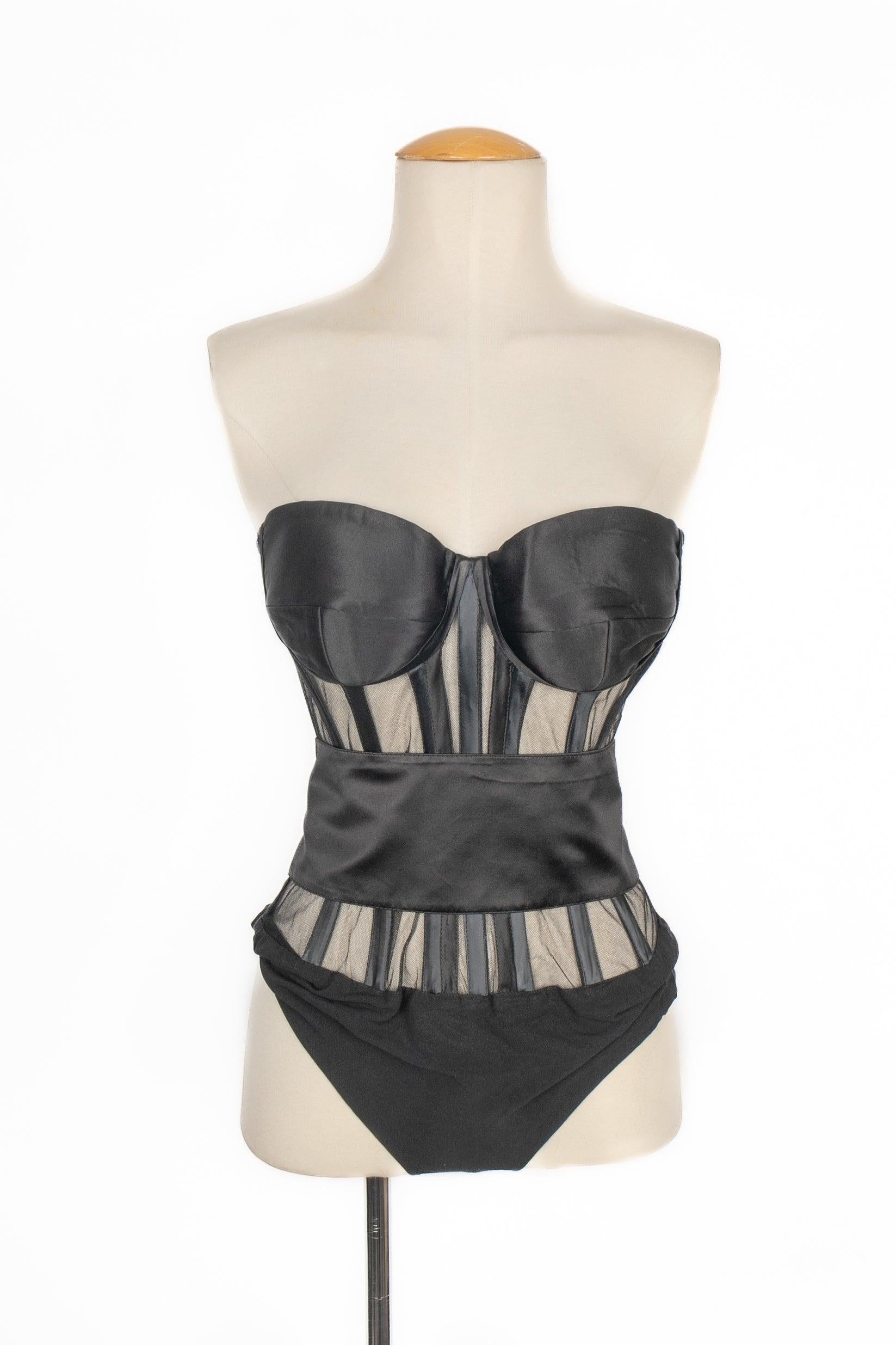 CAVALLI - Schwarzer Bustier-Bodysuit aus Seide und Tüll mit Gürtel. Keine Größenangabe, es passt eine 38FR.

Zusätzliche Informationen:
Zustand: Sehr guter Zustand
Abmessungen: Brustumfang: 40 cm - Taillenumfang: 35 cm - Länge: 35 cm

SKU:FH192