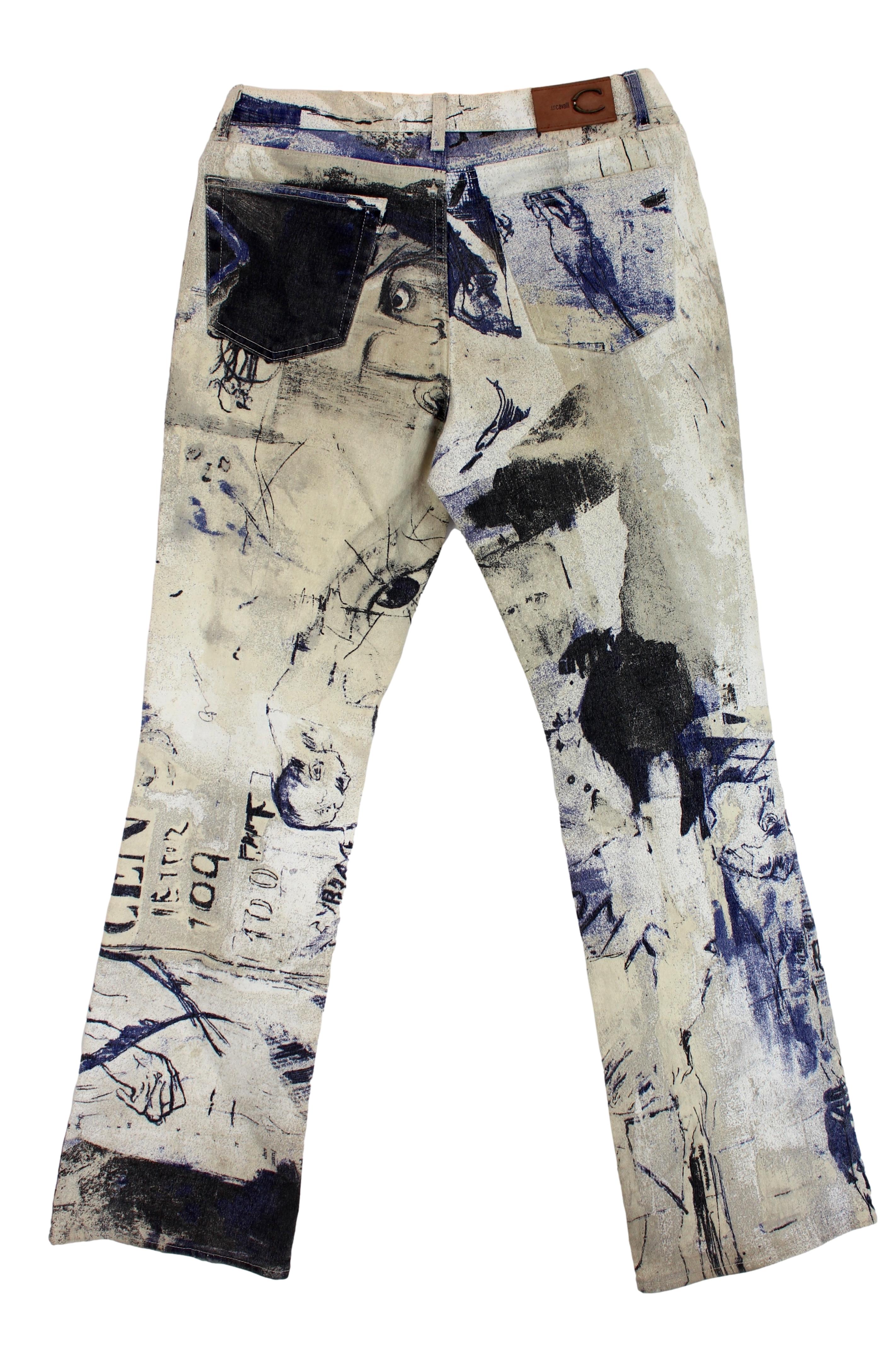 Just Cavalli 2000s vintage men's trousers. Jeans with Napoleon print, classic 5-pocket model with bell-bottoms. Blue and beige color, 98% cotton 2% other fibers fabric. Made in Italy.

Condition: Excellent

Article used few times, it remains in its