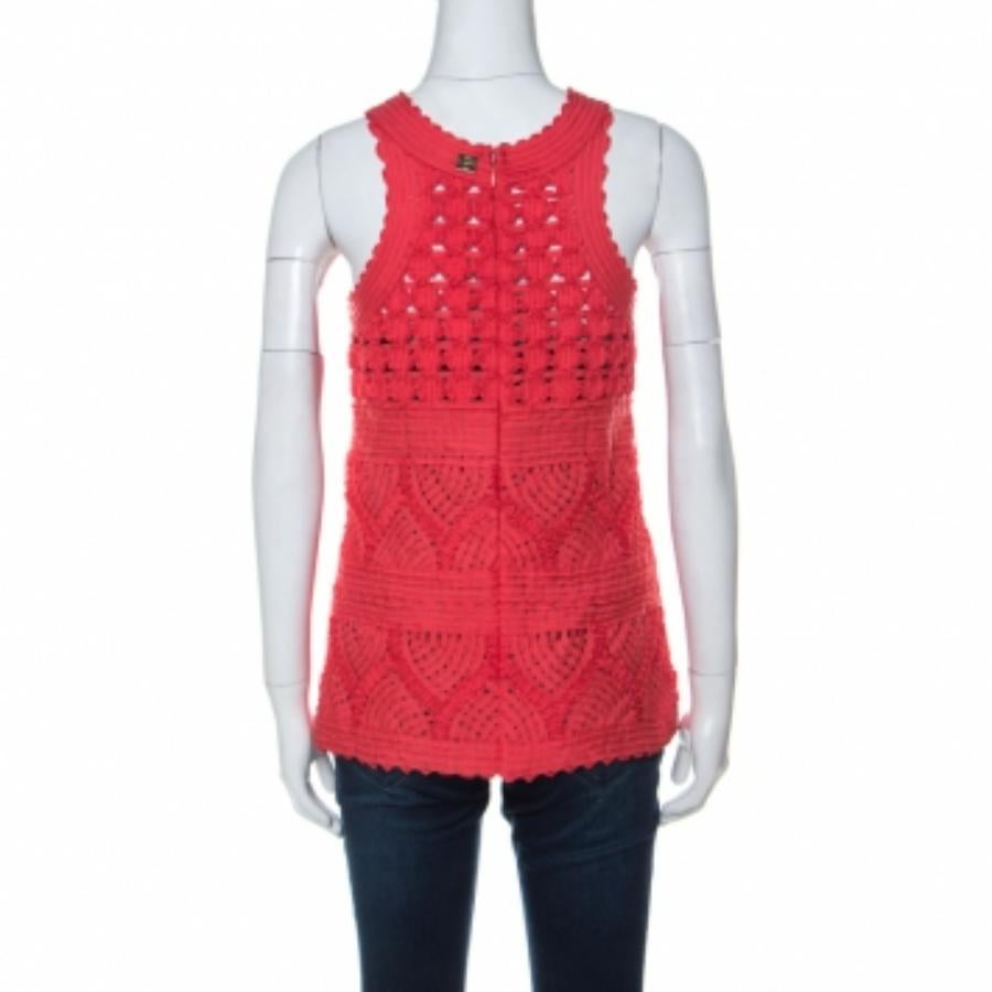 Este top de la casa Cavalli Class es un ejemplo de diseño intrincado. El uso del rojo coral en esta creación la convierte en una combinación perfecta para combinar con cualquier pantalón de tu elección. Confeccionado con tejidos de calidad, este top