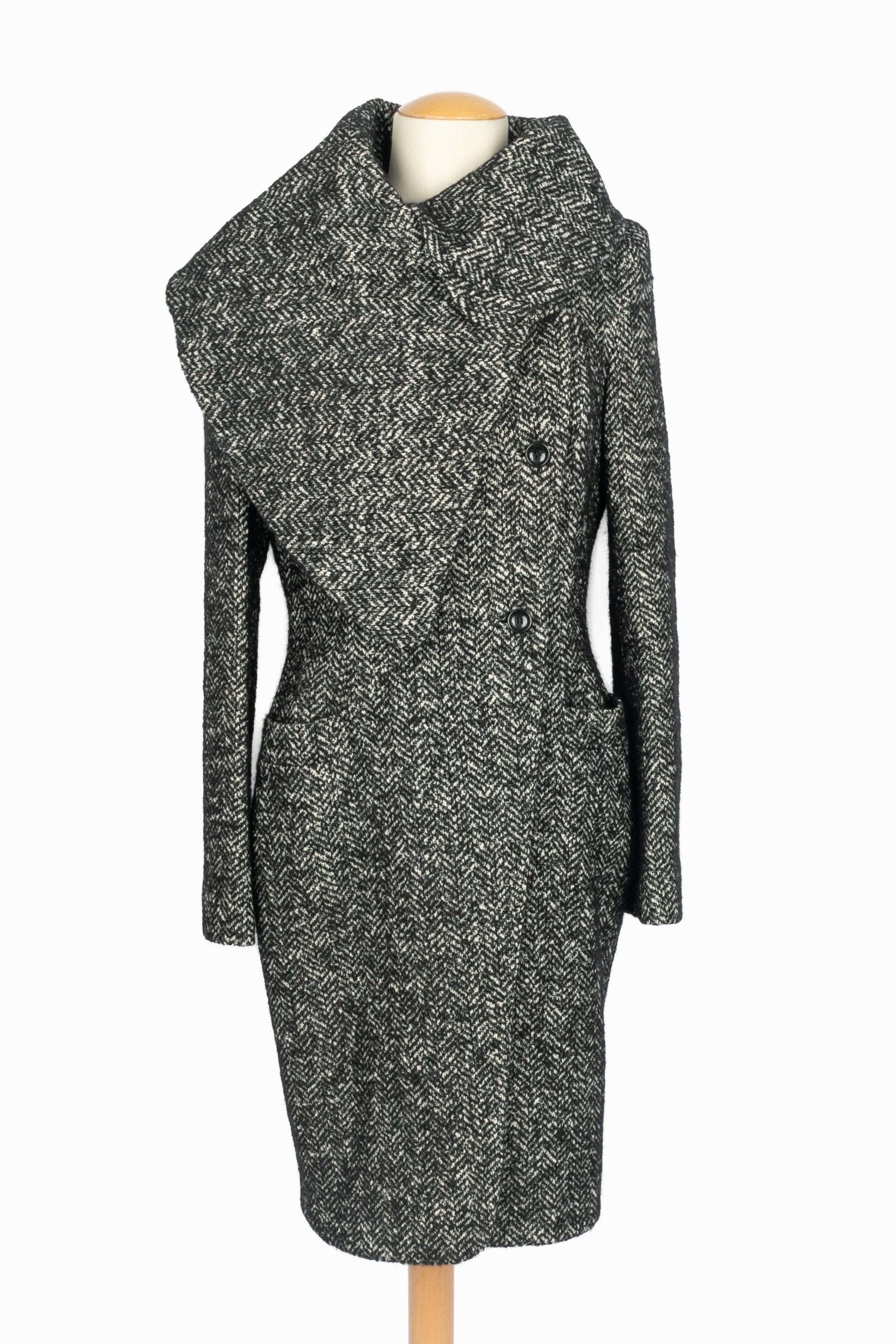 CAVALLI - (Made in Italy) Cappotto in mohair e lana grigio screziato. Taglia 44IT.

Condizioni:
Ottime condizioni

Dimensioni:
Larghezza spalle: 45 cm - Lunghezza maniche: 65 cm - Lunghezza: 108 cm

SKU:M163