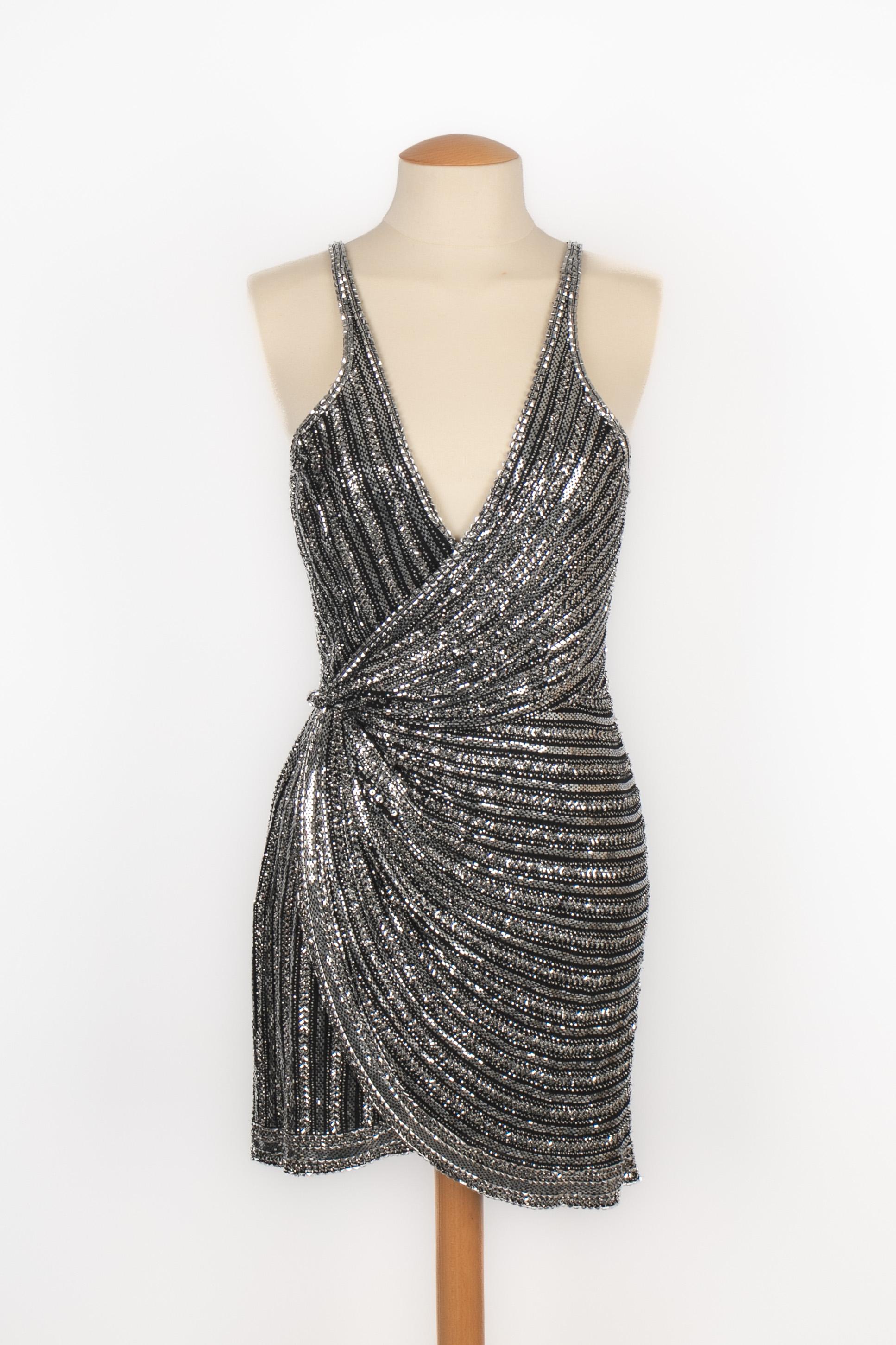 CAVALLI - (Made in Italy) Short evening dress reembroidered with silvery pearls. Size 36FR.

Condition:
Very good condition

Dimensions:
Chest: 38 cm - Waist: 32 cm - Length: 91 cm

SKU:VR275