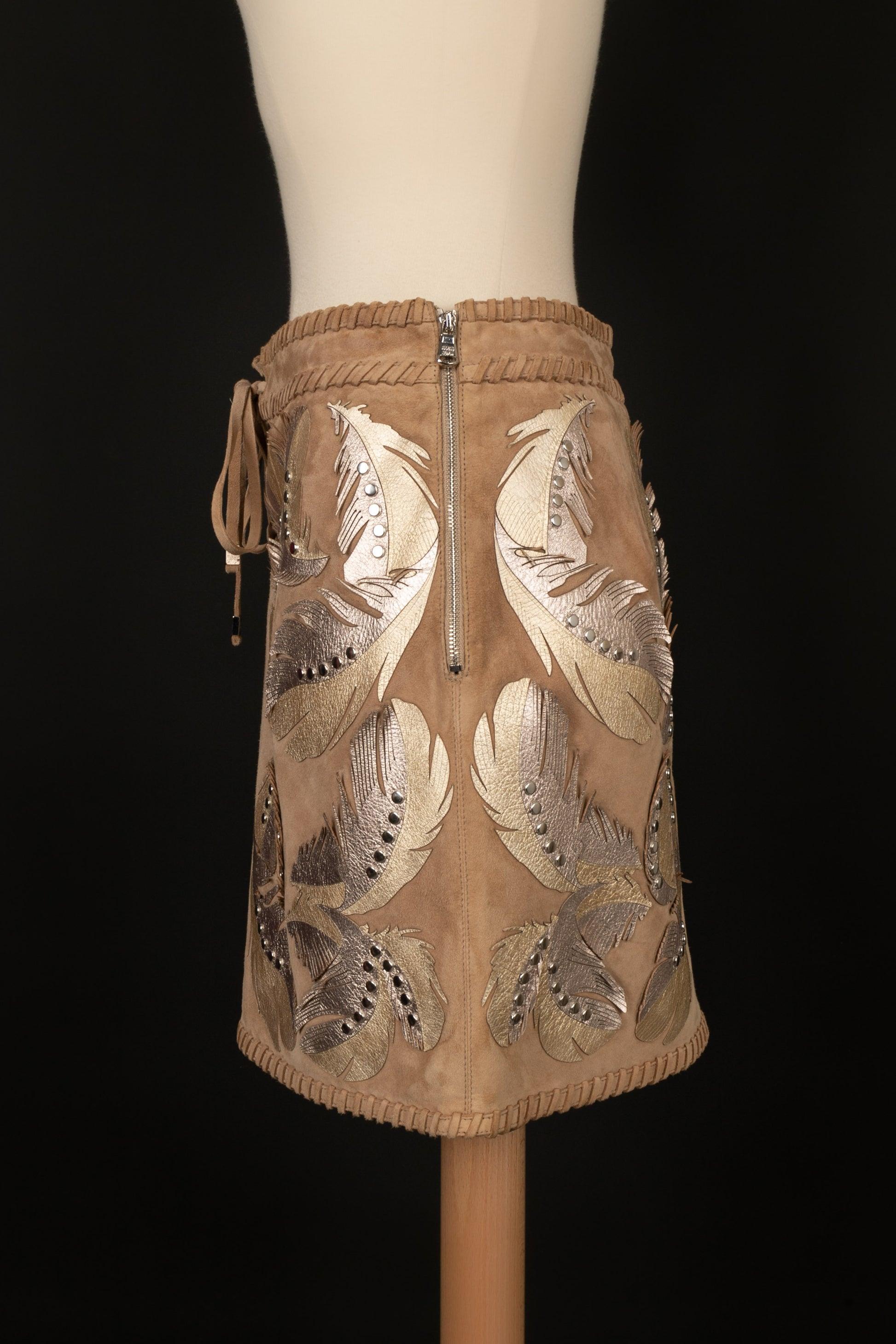 Cavalli - (Made in Italy) Fringed golden leather and suede skirt. Size 38.

Additional information:
Condition: Very good condition
Dimensions: Waist: 34 cm - Length: 40 cm

Seller Reference: FJ8
