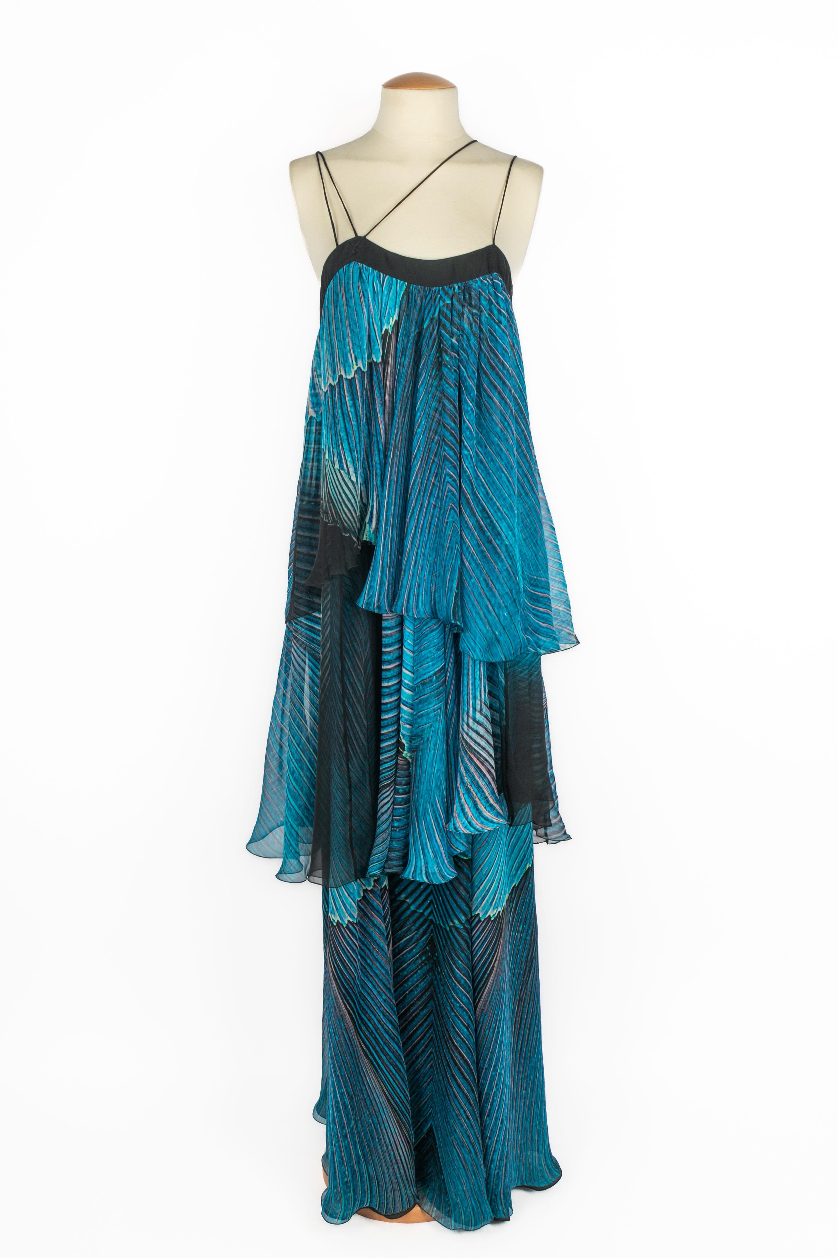 Cavalli - (Fabriqué en Italie) Robe en mousseline de soie dans les tons bleu et noir. Taille 42IT.

Condit :
Très bon état.

Dimensions :
Poitrine : 40 cm - Longueur : 170 cm

SKU:VR518