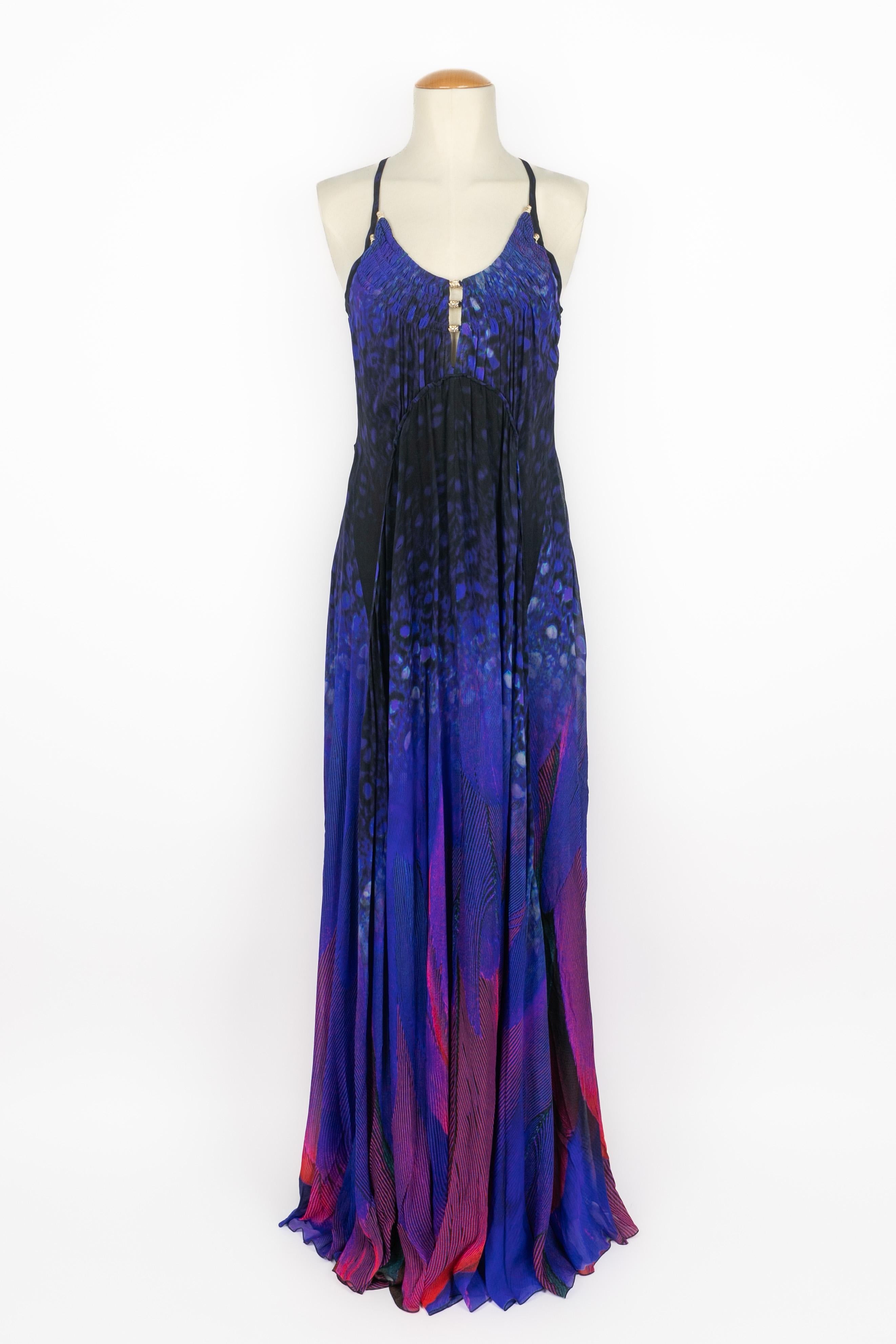 CAVALLI - (Made in Italy) Long blue silk dress ornamented with silvery metal snake rings. Composition and size labels missing, it fits a 38FR.

Condition:
Very good condition

Dimensions:
Chest: 39 cm - Length: about 165 cm

SKU:VR474