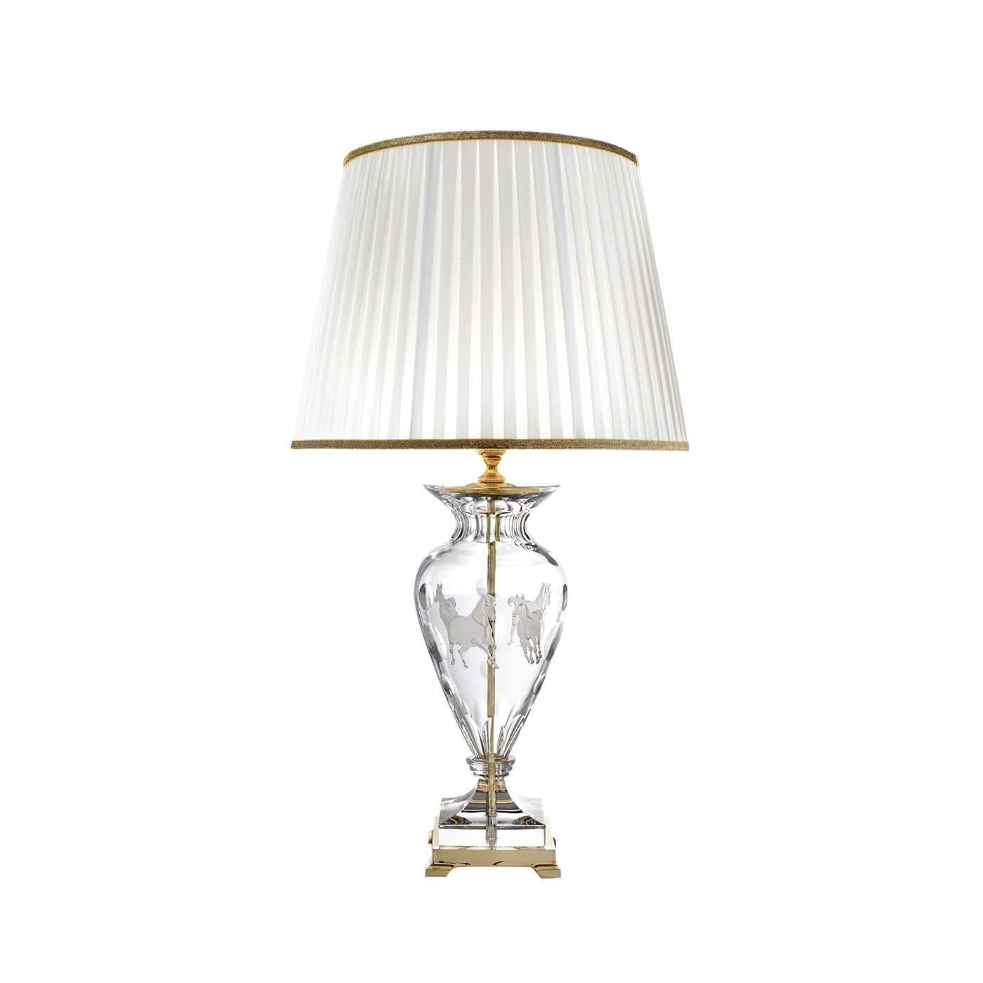 This stunning table lamp will complement a classic decor, thanks to its elegant silhouette, high-quality materials, and traditional allure. The structure is in clear Italian crystal and boasts an engraved decoration of galloping horses, depicted in