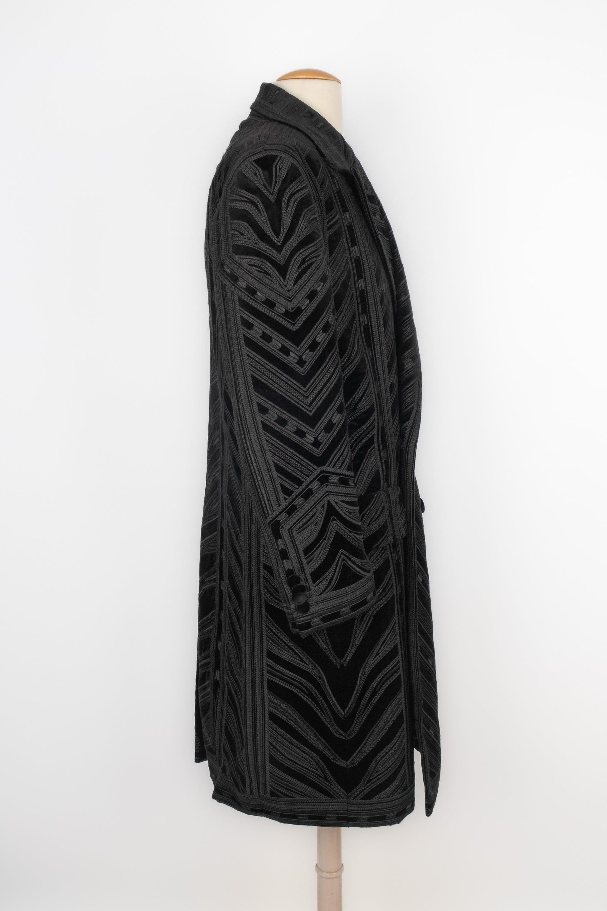 Cavalli - (Made in Italy) Velvet coat with black trimmings. Size 48IT.

Additional information:
Condition: Very good condition
Dimensions: Shoulder width: 46 cm - Sleeve length: 65 cm - Length: 120 cm

Seller Reference: M10