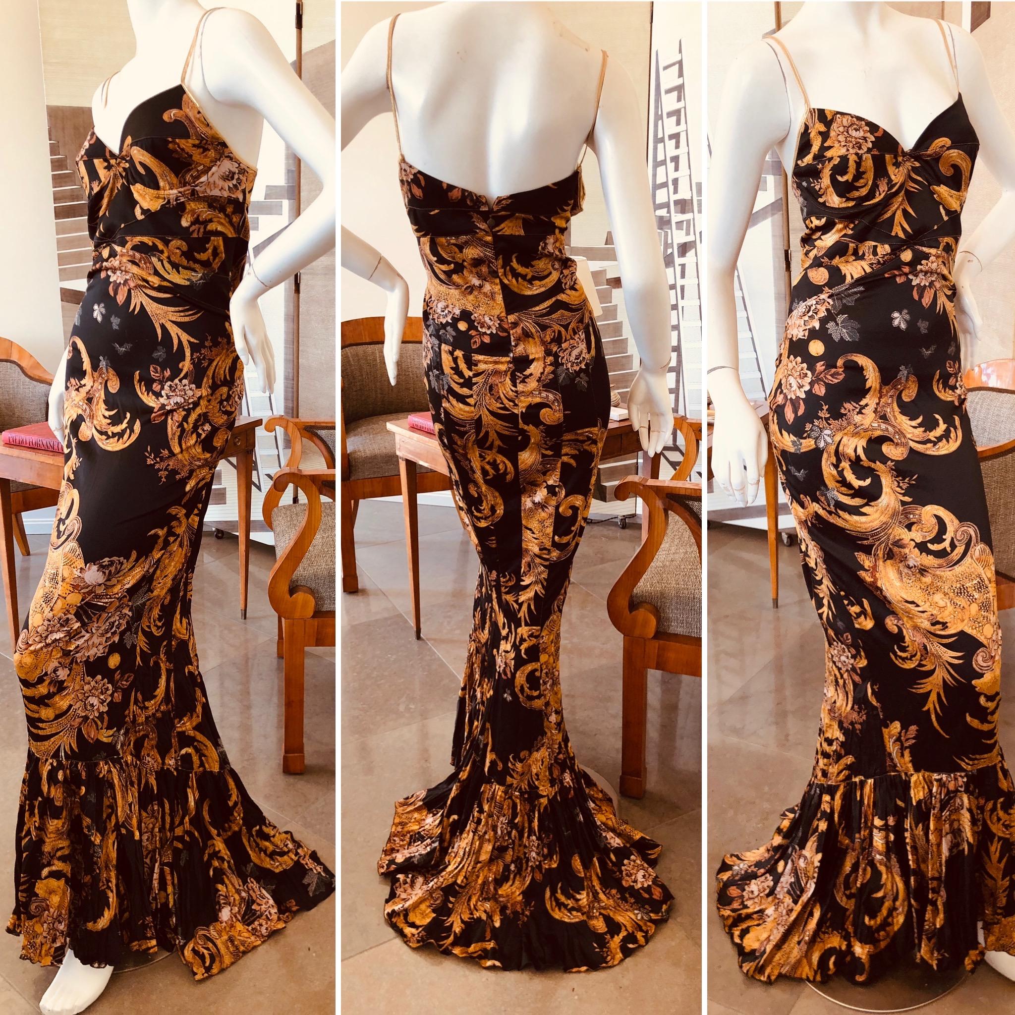 Roberto Cavalli Elegant Fishtail Mermaid Back Evening Dress.
This is so pretty, with a rich gold print, and mermaid fishtail back.
Size 46, and runs large, please check the measurements, there is a LOT of stretch.
Bust 38