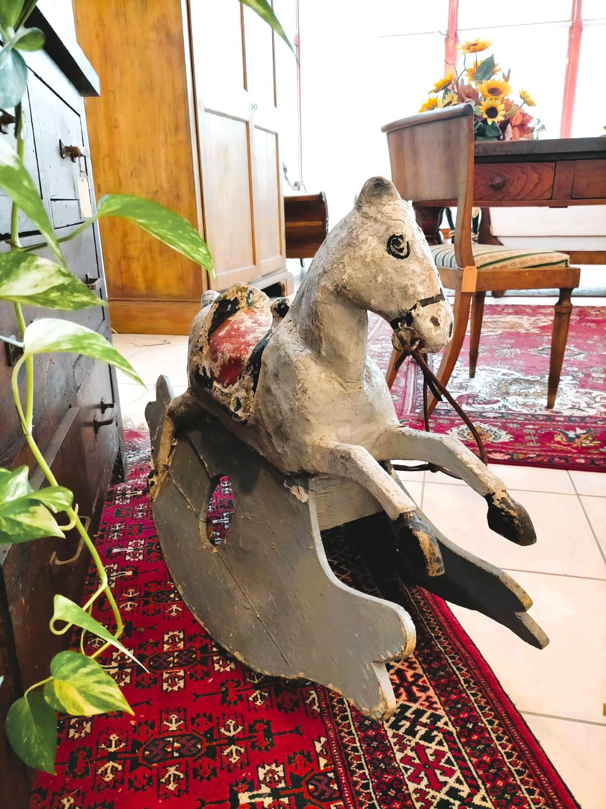 Cavallino a dondolo del 1800 in cartapesta e legno laccato en vente 1