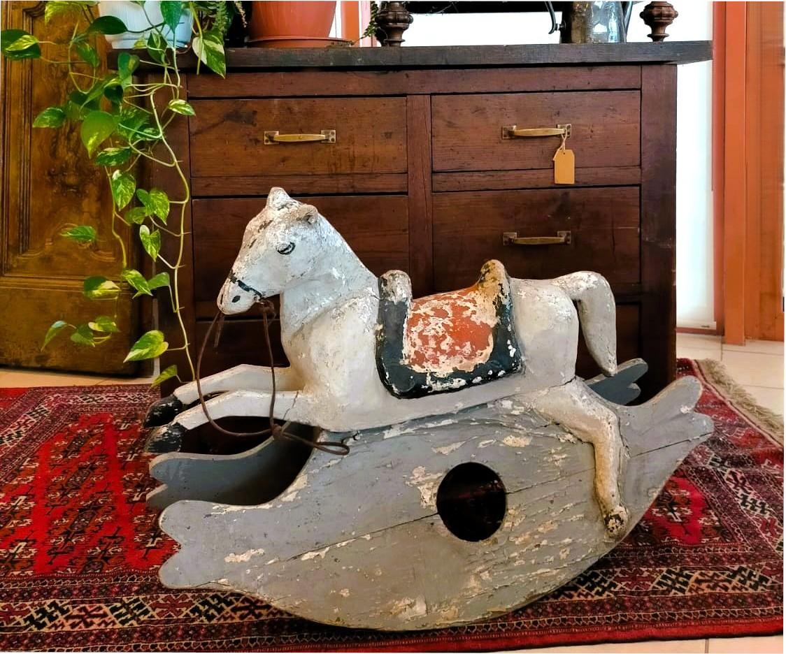 Cavallino a dondolo del 1800 in cartapesta e legno laccato en vente 2