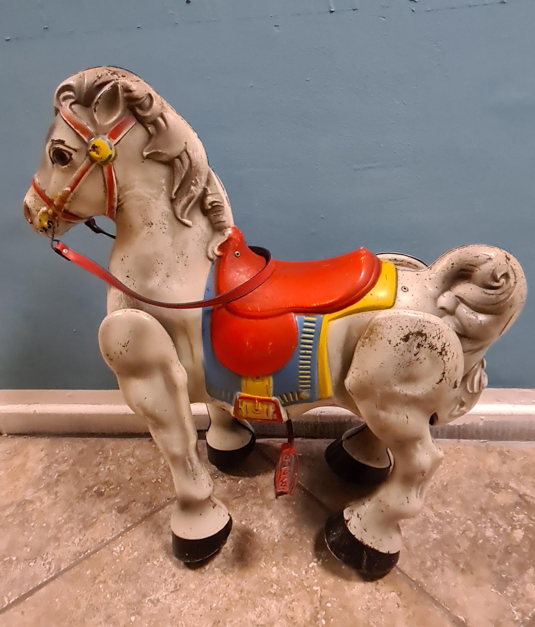 Cavallo giocattolo a pressione della serie Mobo.

Prodotto in Inghilterra negli anni ’50dalla ditta D. SEBEL & CO.

apparteneva alla linea Mobo Bronco caratterizzata da un sistema a molla che, trasferendo il peso del bambino sulle zampe, permetteva