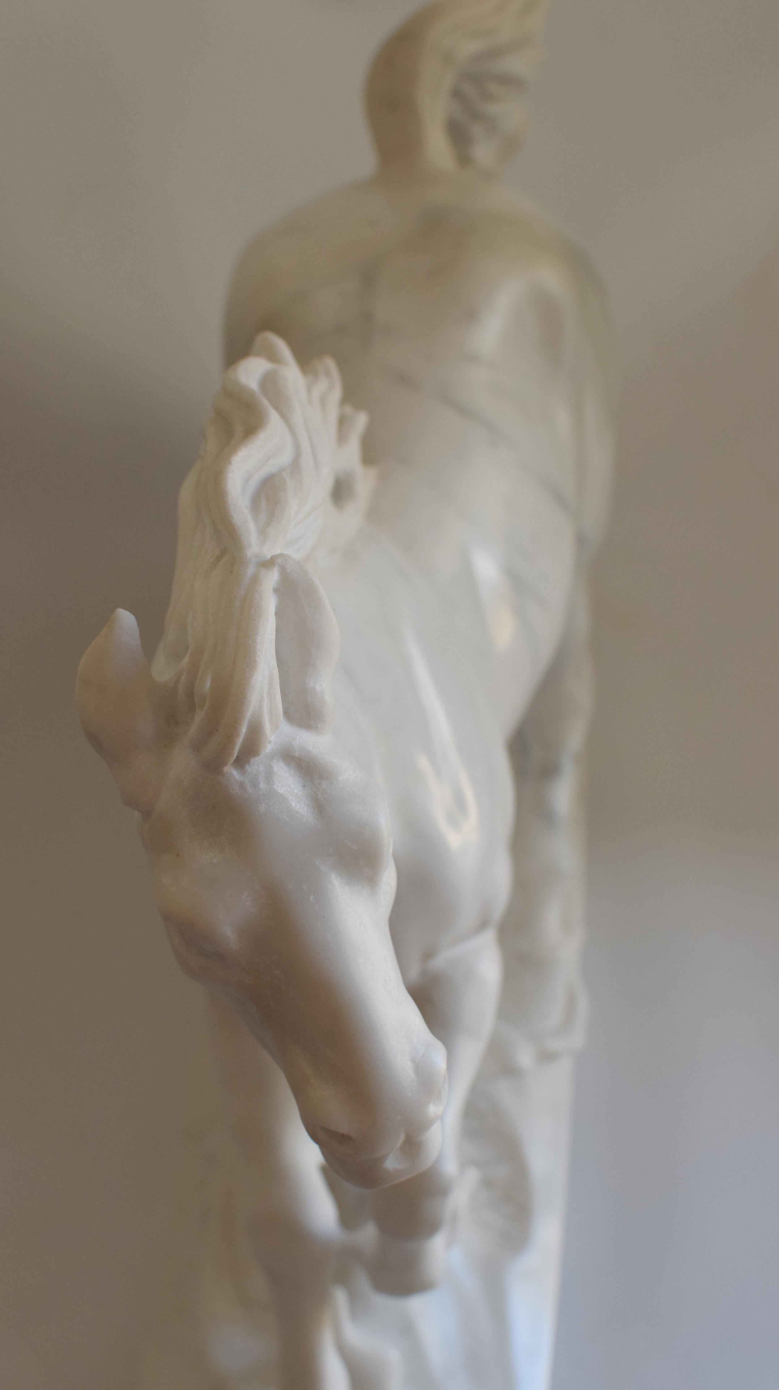 Cheval courant - sculpture sur marbre blanc de Carrare en vente 5