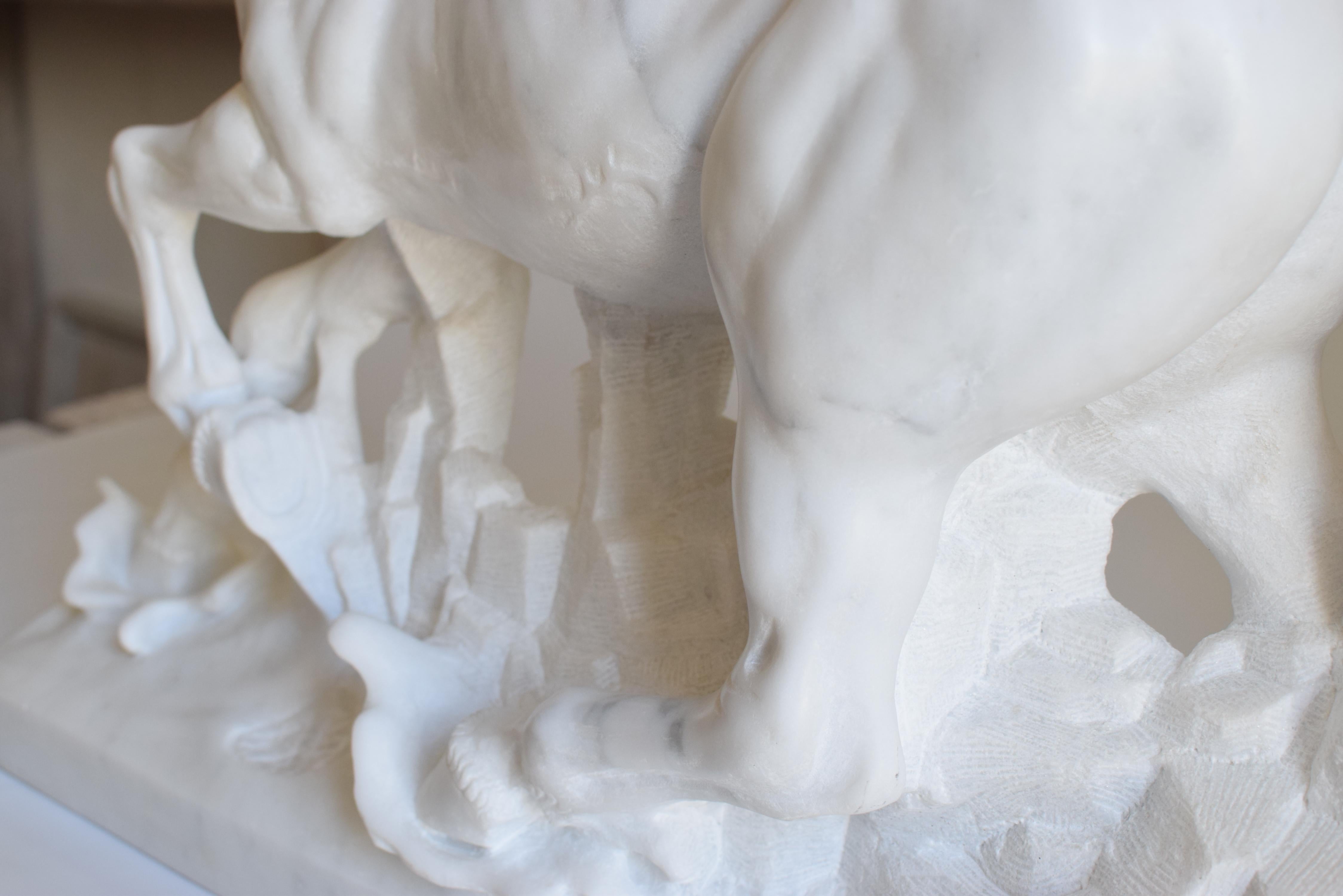 Laufendes Pferd - Skulptur auf weißem Carrara-Marmor (Handgefertigt) im Angebot