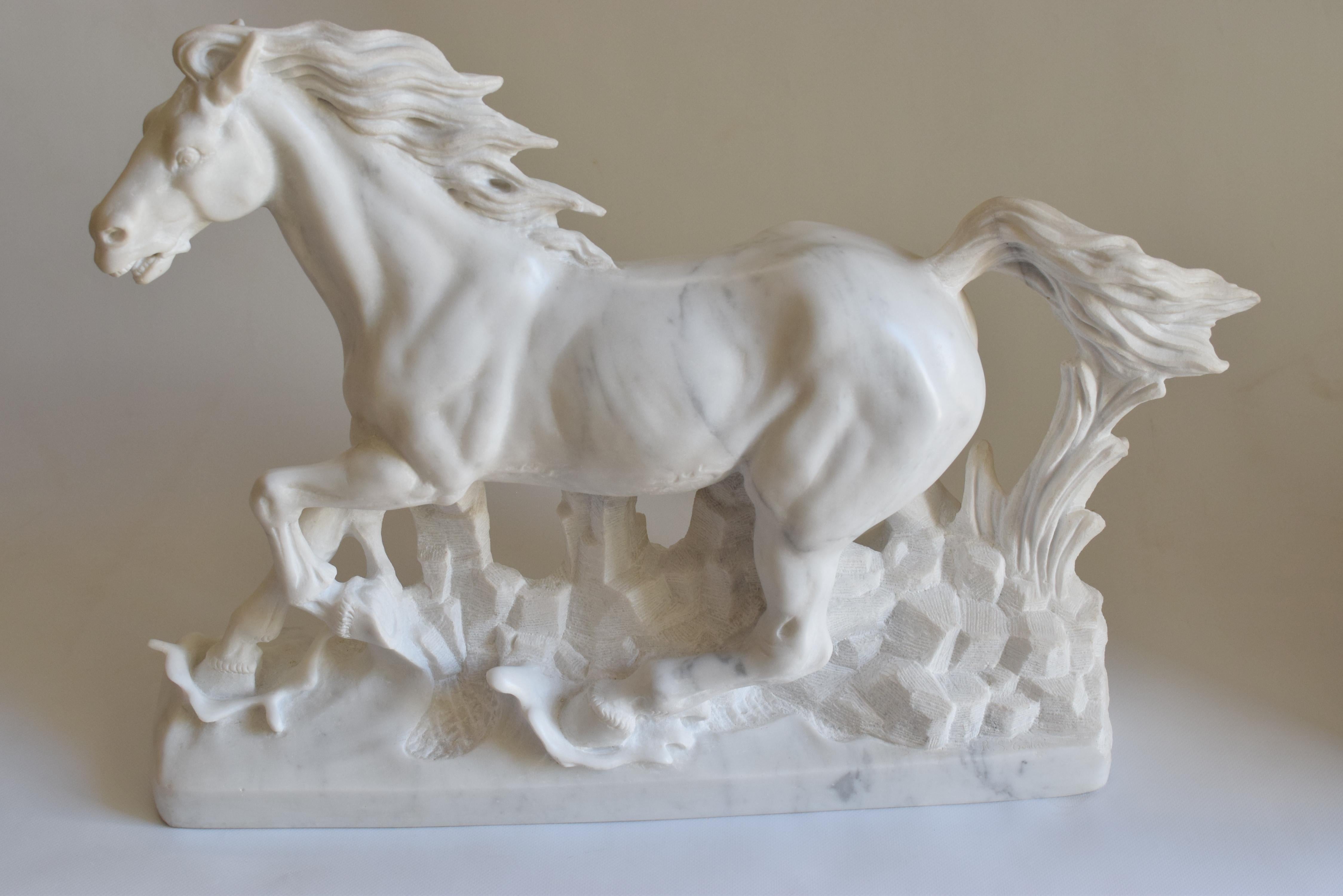 Running horse -sculpture on white Carrara marble In Good Condition For Sale In Tarquinia, IT