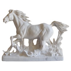 Cheval courant - sculpture sur marbre blanc de Carrare