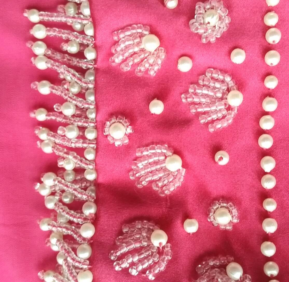Cavanagh - Veste de soirée courte en satin de soie perlée Crimson des années 1950  en vente 1
