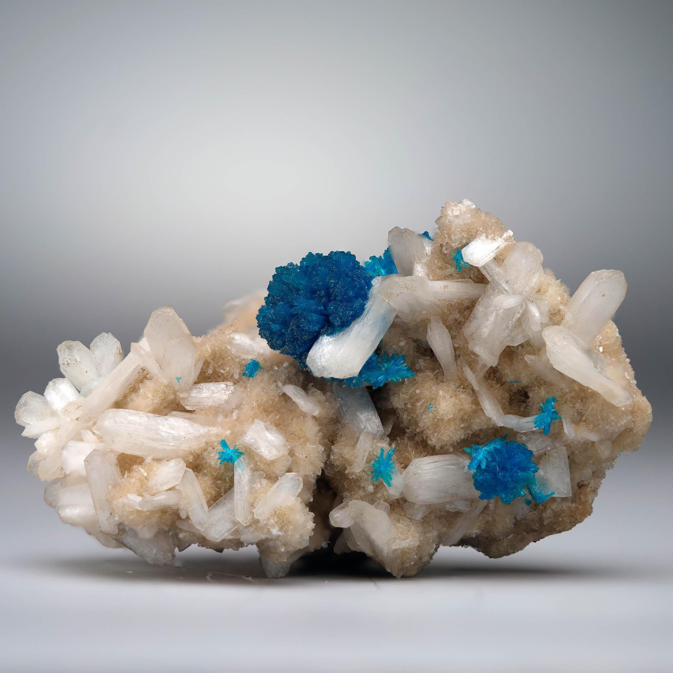 Cristallo Cavansite e Stilbite su Matrix in vendita